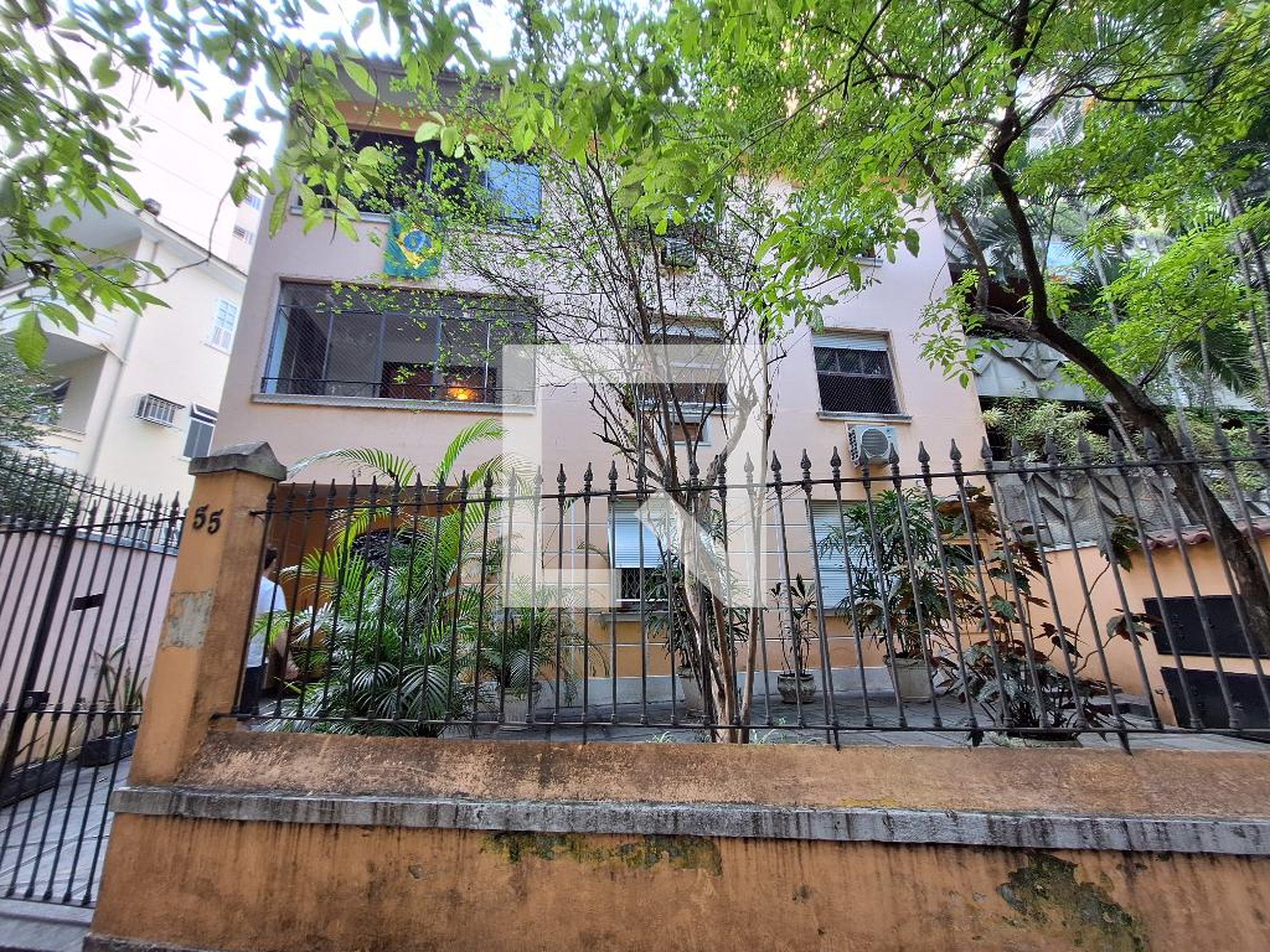 Fachada Condomínio em Rua Desembargador Burle, 55