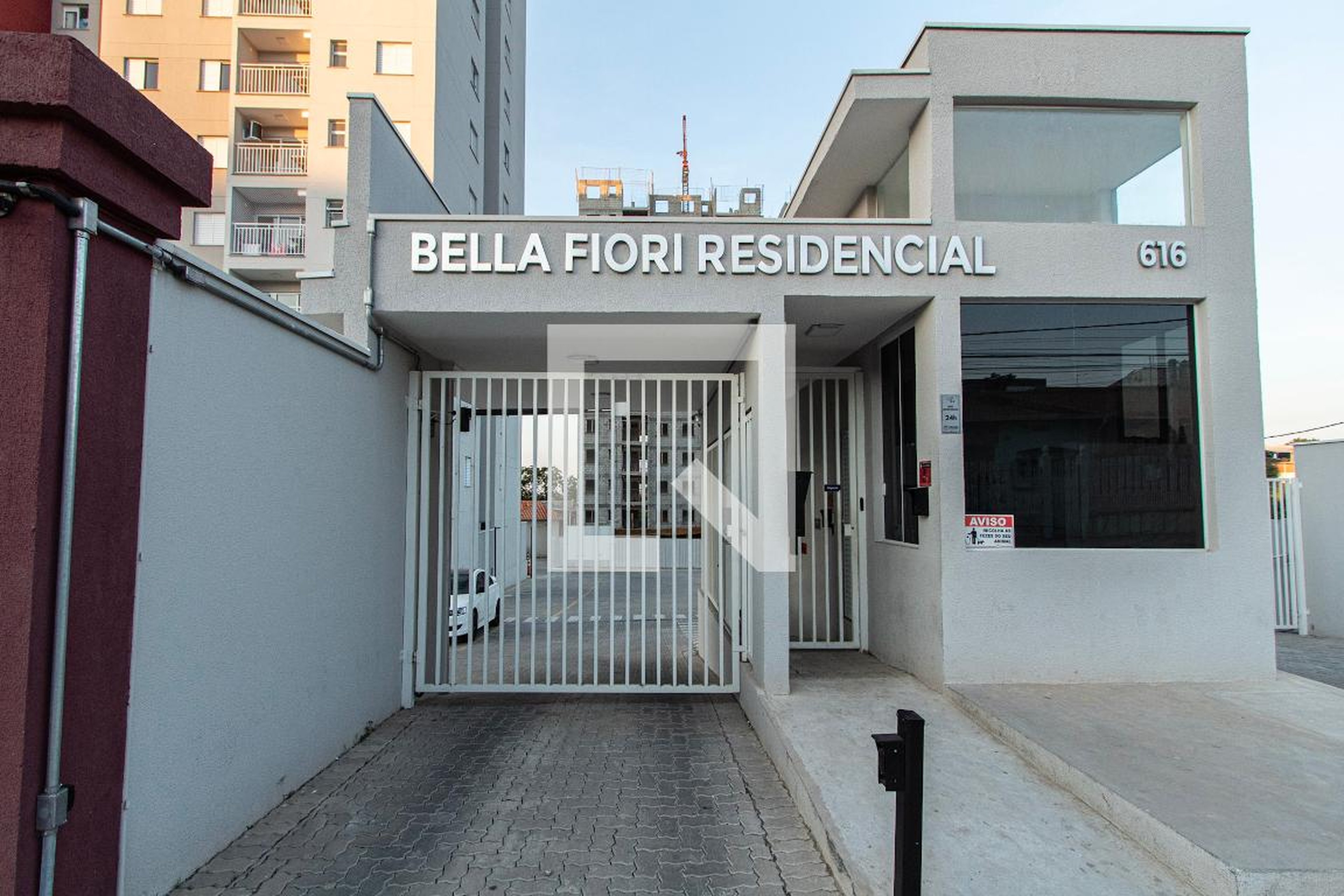 Fachada Condomínio em Rua Escolástica Rosa de Almeida, 616