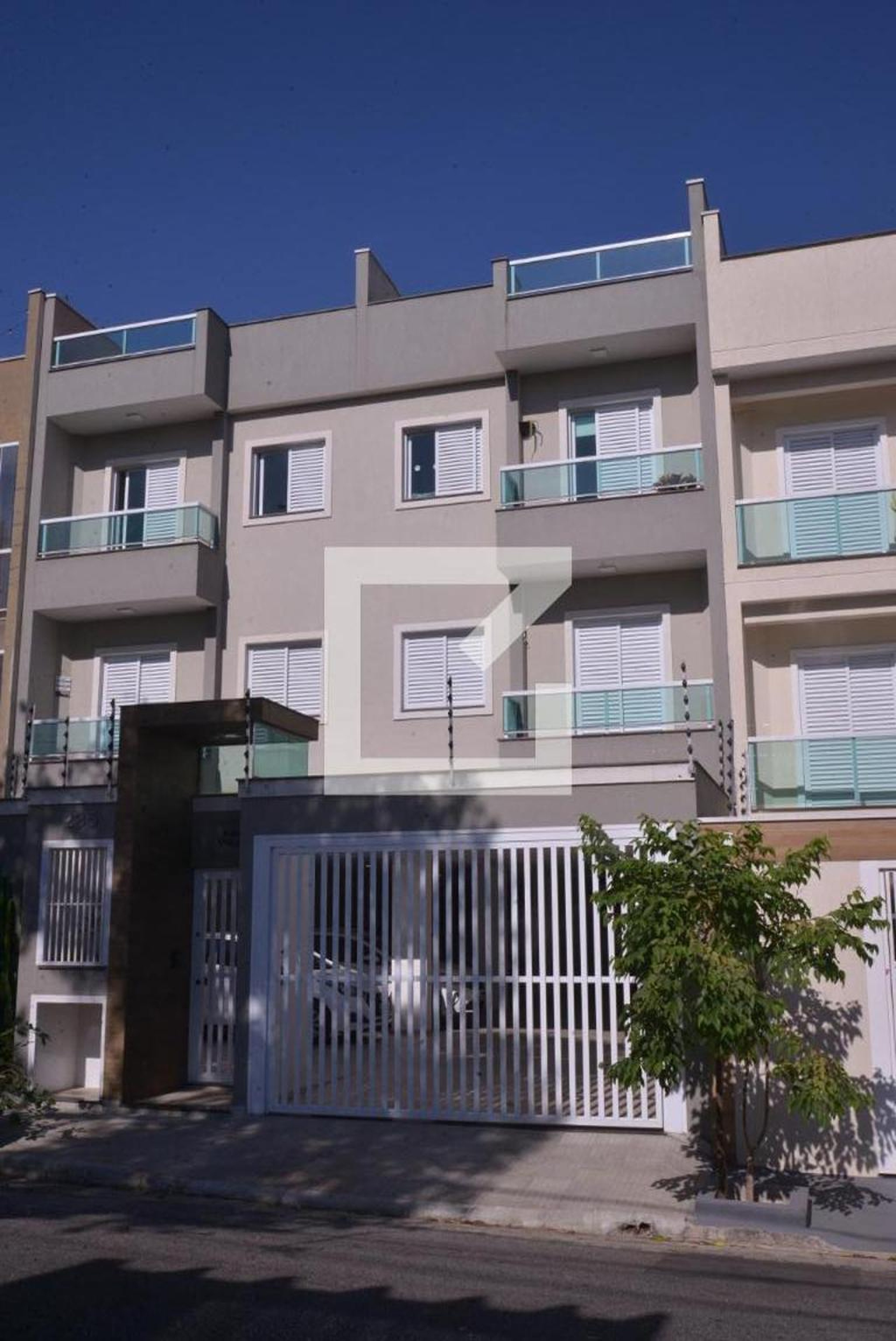 Fachada Condomínio em Rua Ana Jarvis, 235