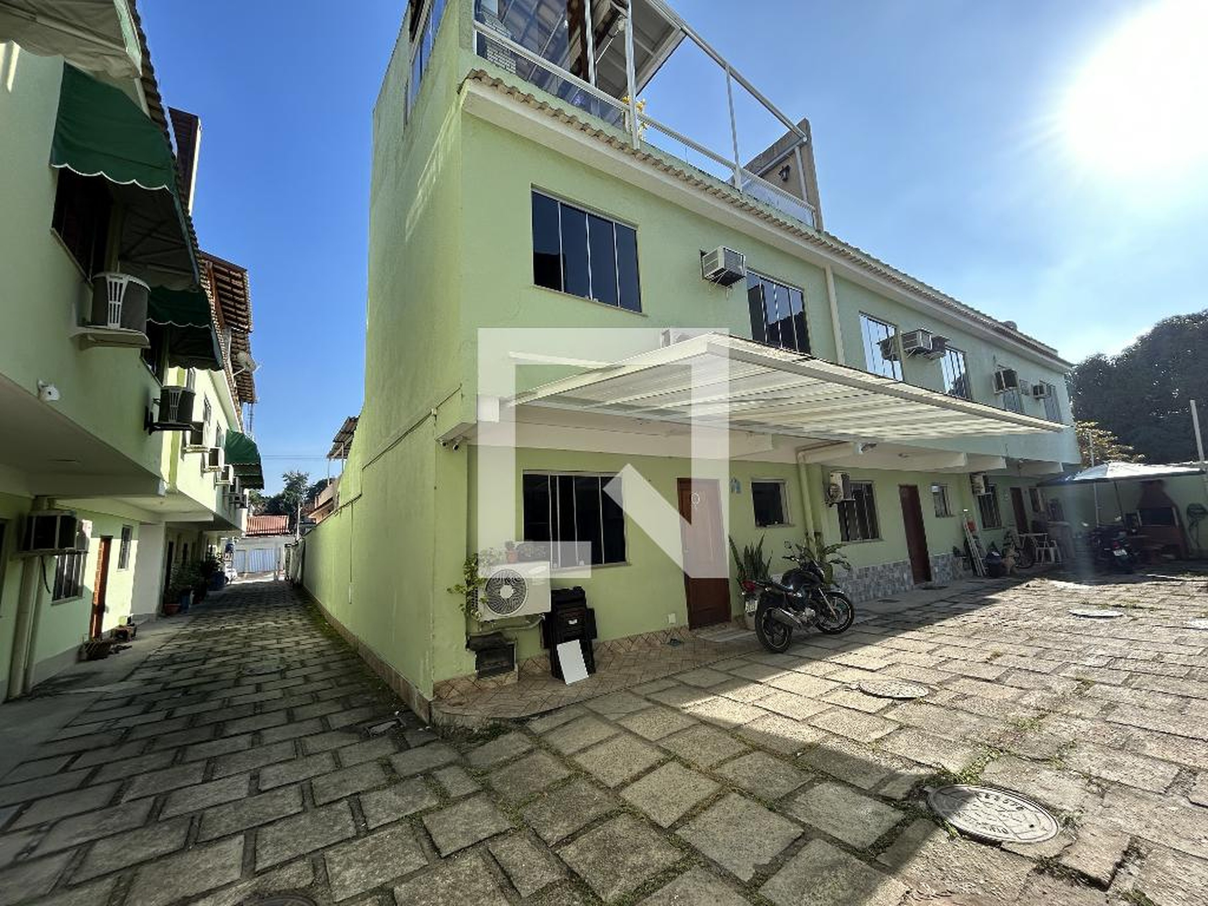 Fachada Condomínio em Rua Ferreira Cantão, 605