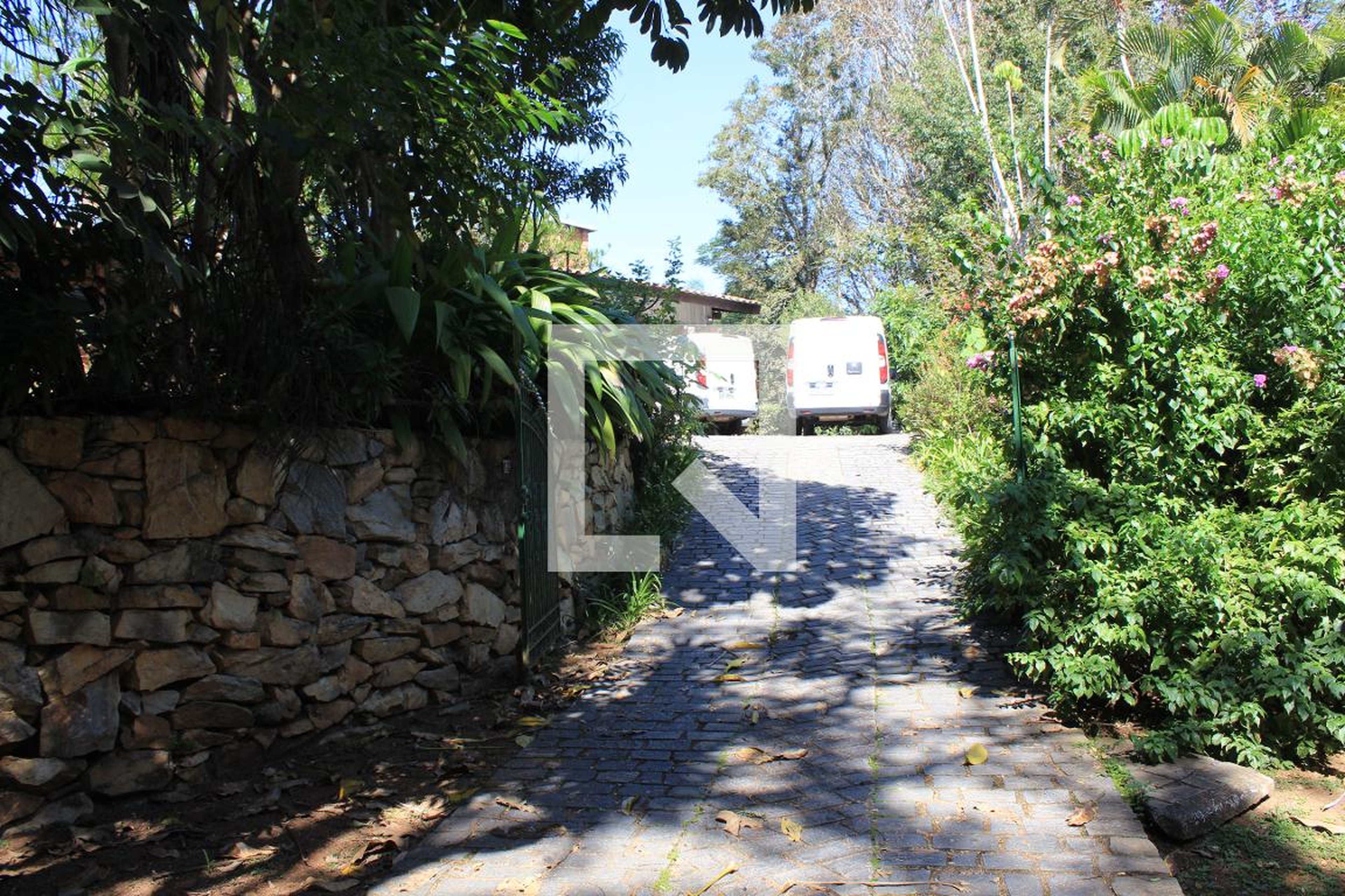 Fachada Condomínio em Rua João de Barro, 99