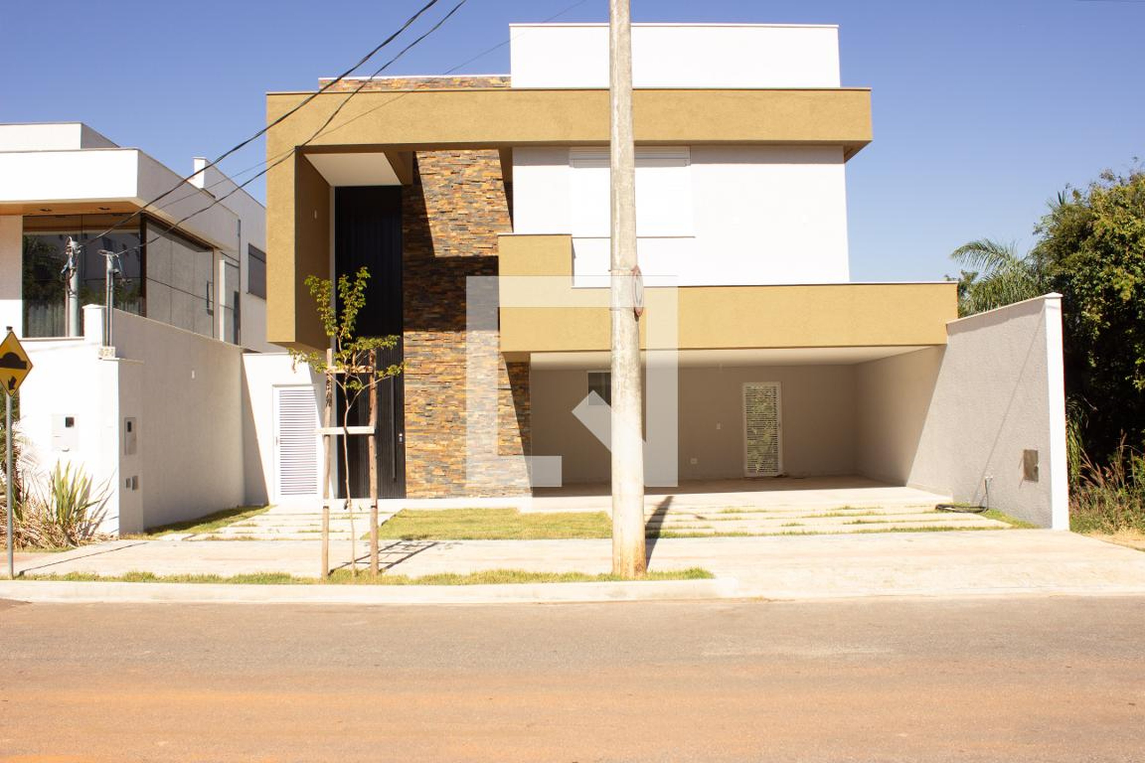 Fachada Condomínio em Avenida Portal do Sol, 474