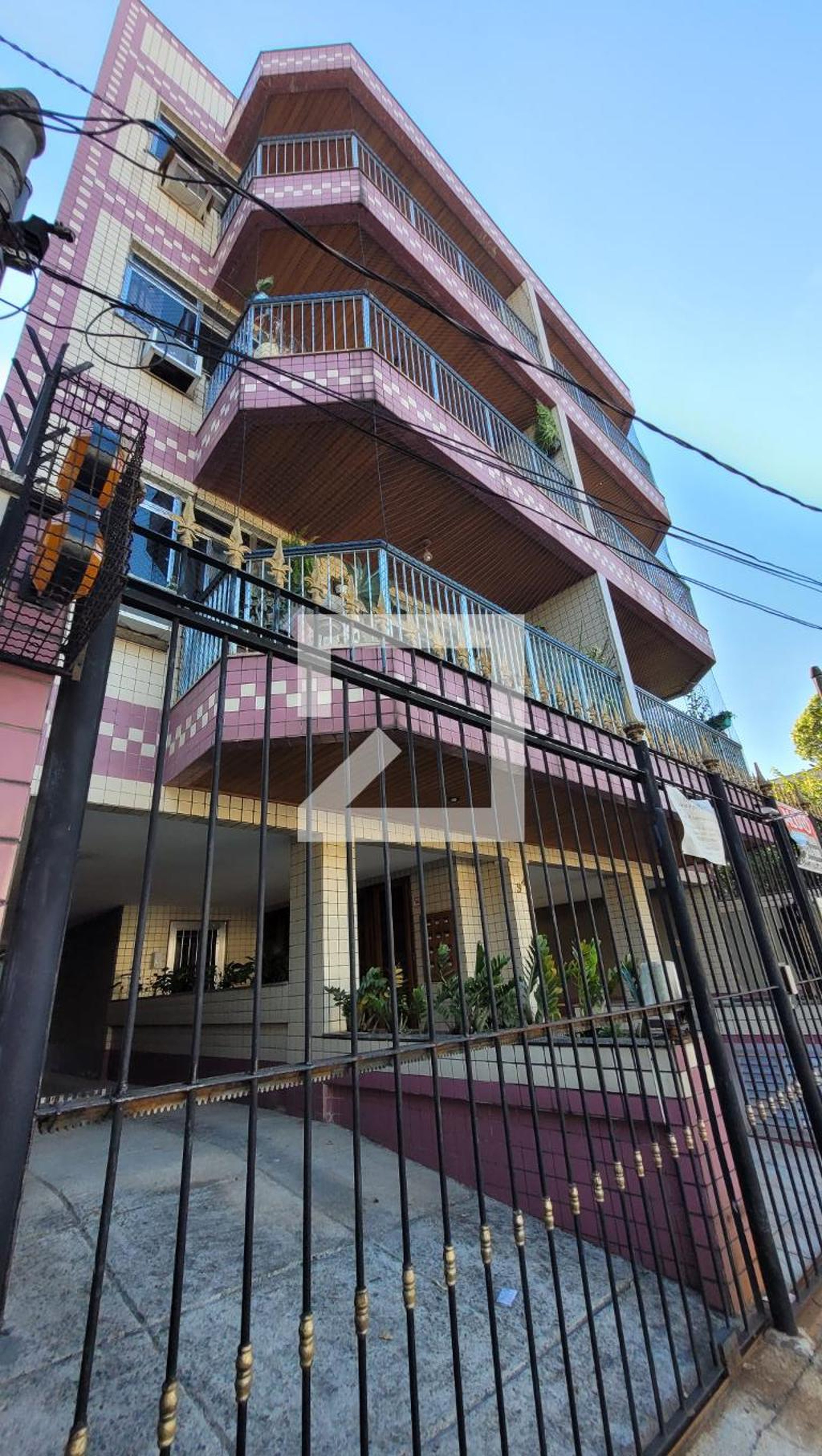 Fachada Condomínio em Rua Jagoroaba, 94