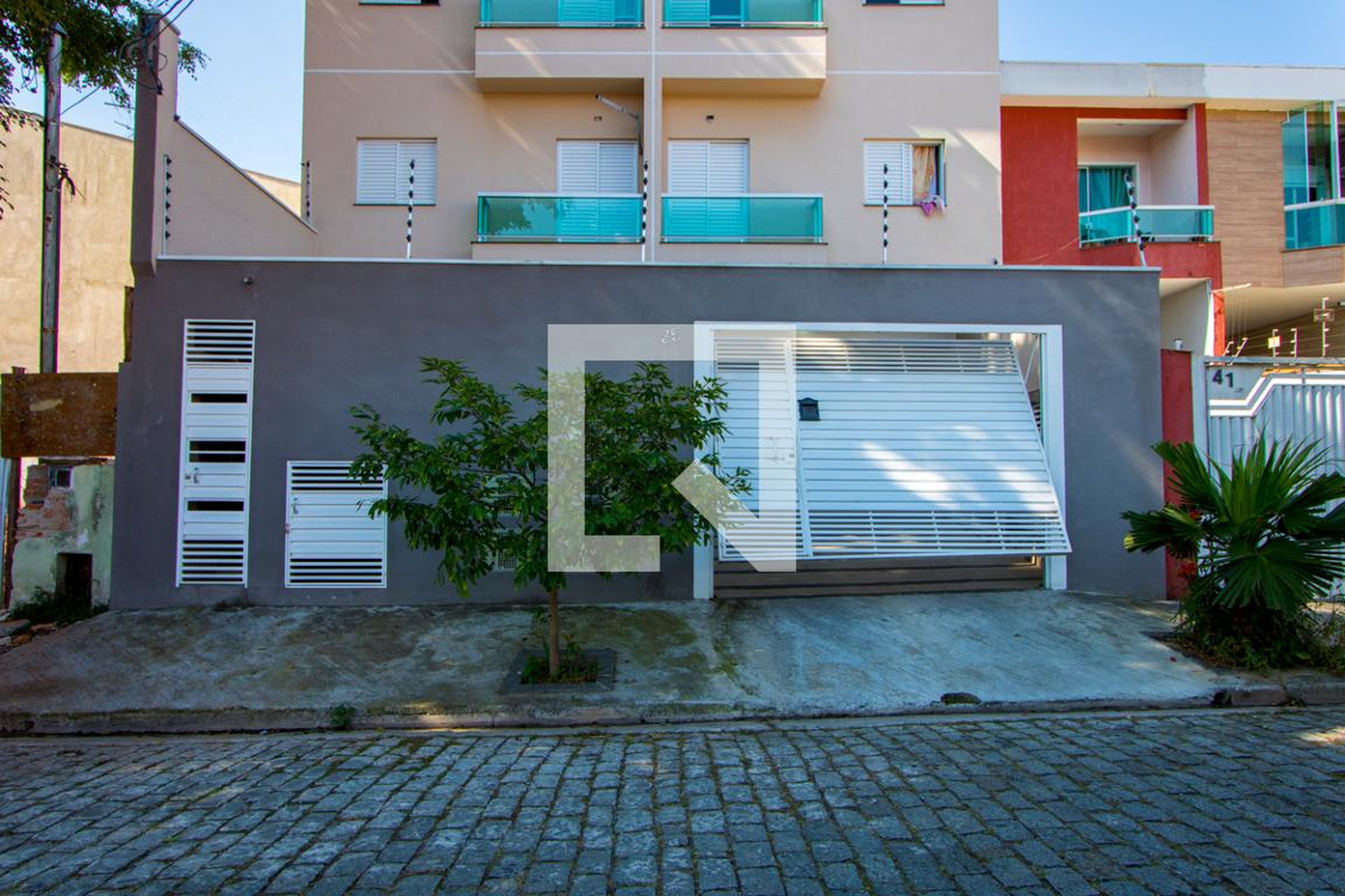 Fachada Condomínio em Rua Aracaiba, 35