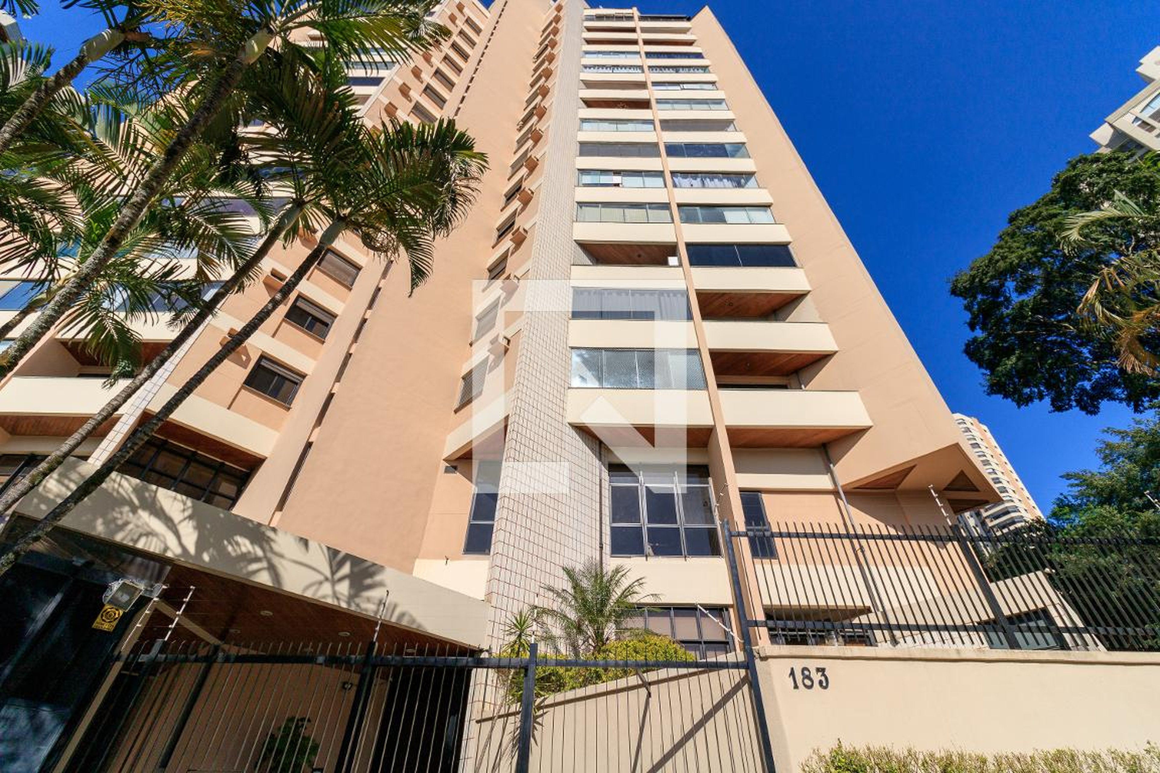 Fachada Condomínio em Rua Doutor Chibata Miyakoshi, 186