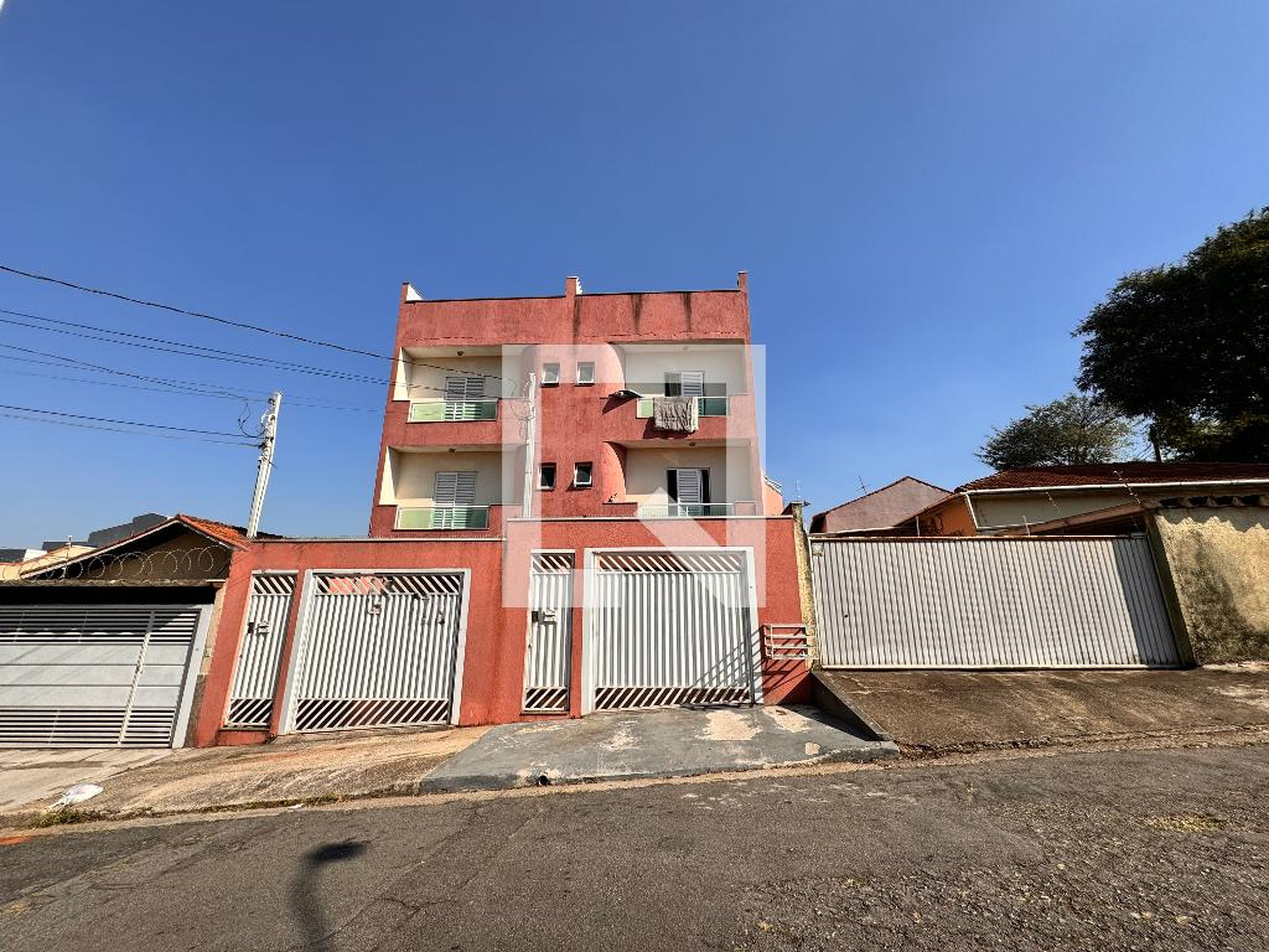 Fachada Condomínio em Rua Cajati, 22