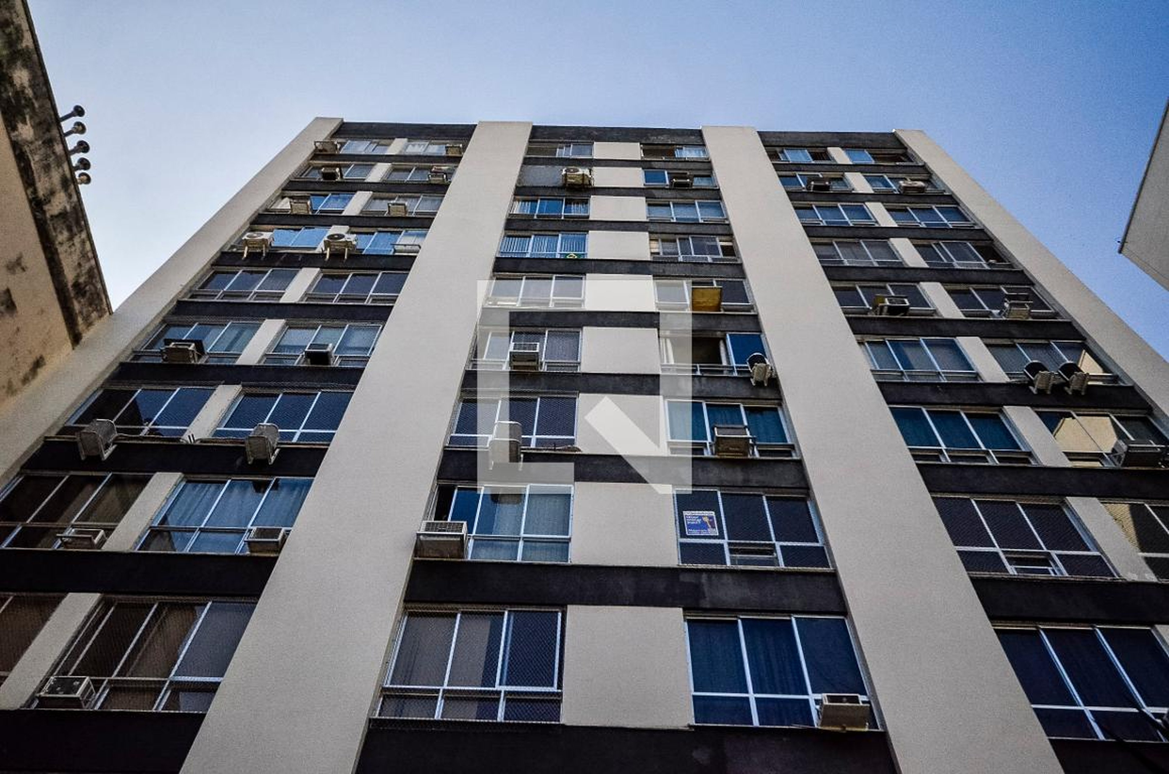 Fachada Condomínio em Rua Carlos Vasconcelos, 44