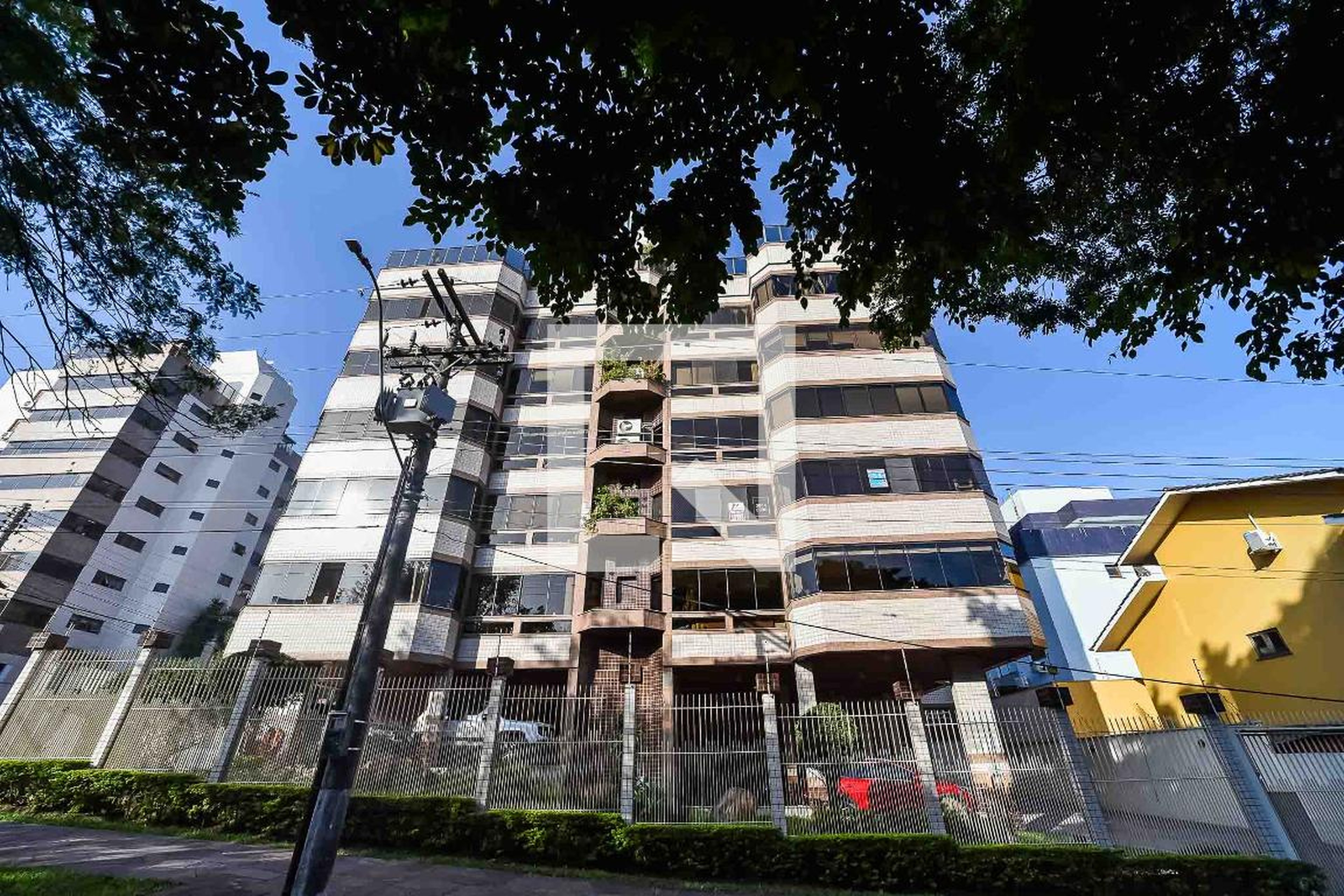 Fachada Condomínio em Rua Maestro Salvador Campanella, 185