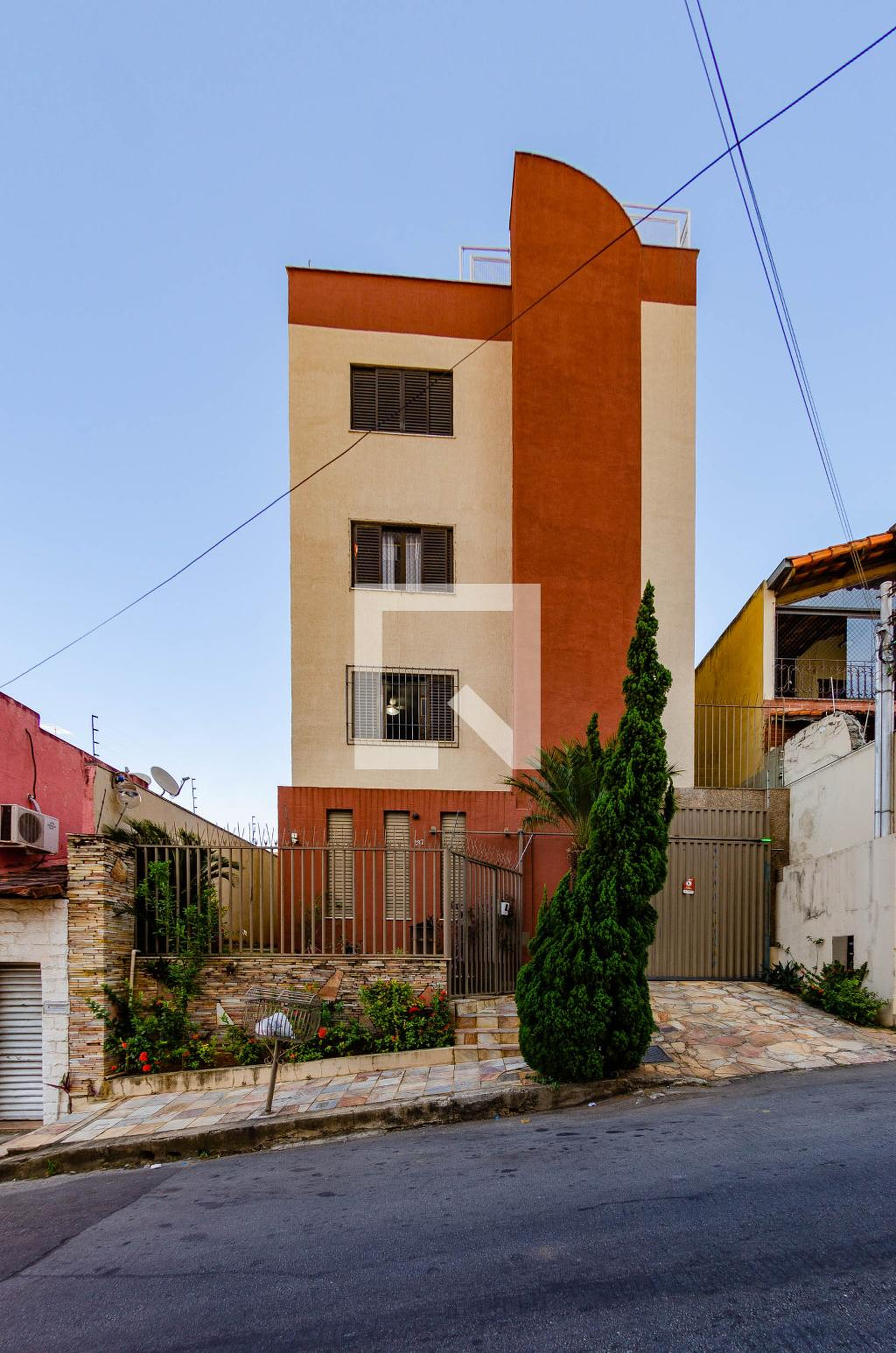Fachada Condomínio em Rua Lagoa Dourada, 267