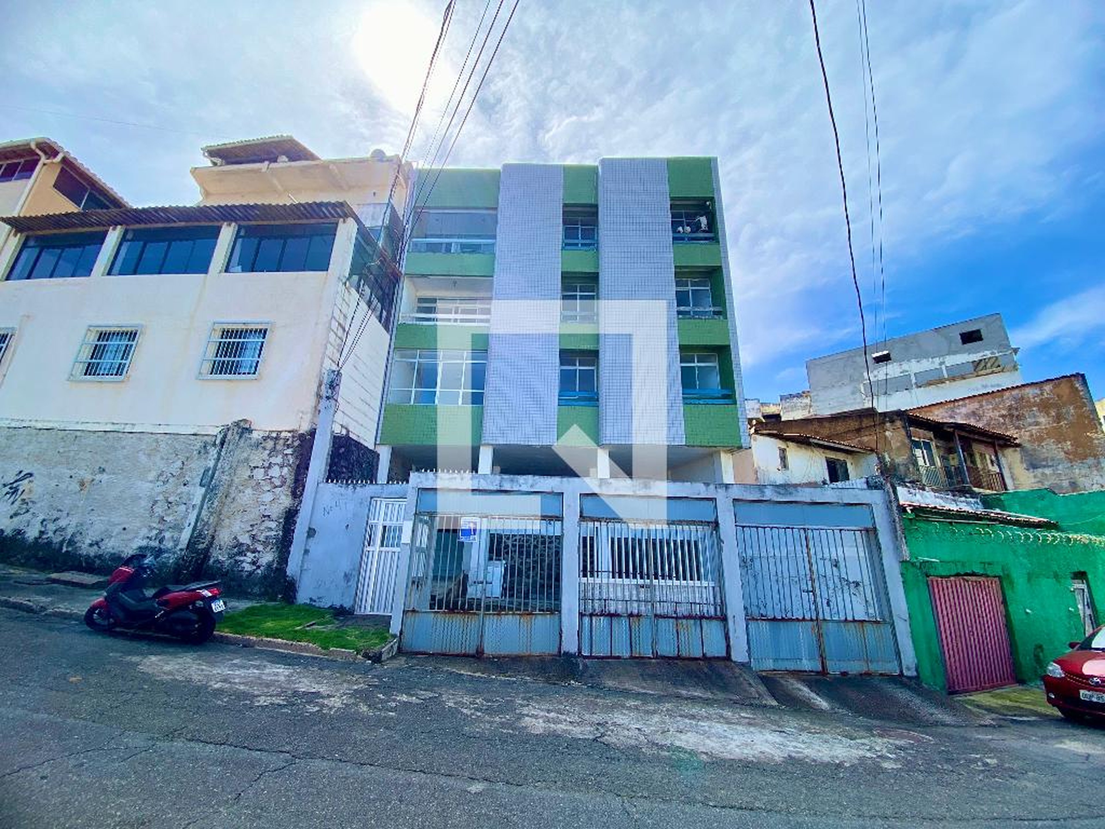 Fachada Condomínio em Rua Adelmário Pinheiro, 47