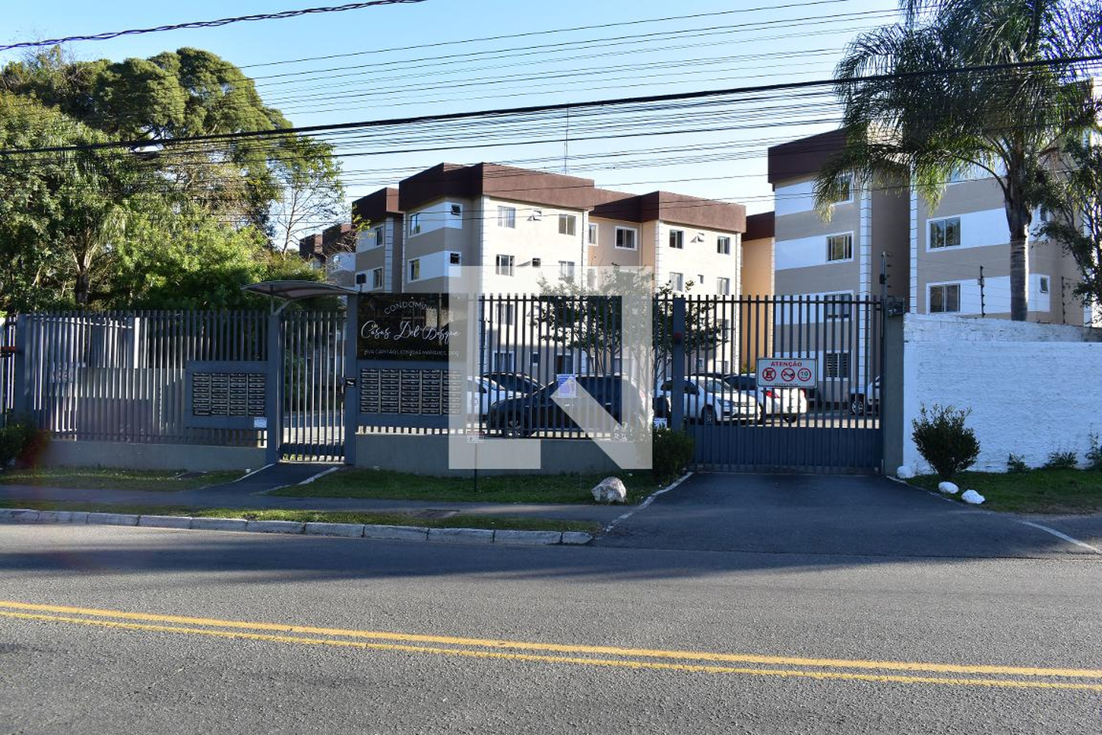 Fachada do condomínio Condomínio Casas Del Bosque