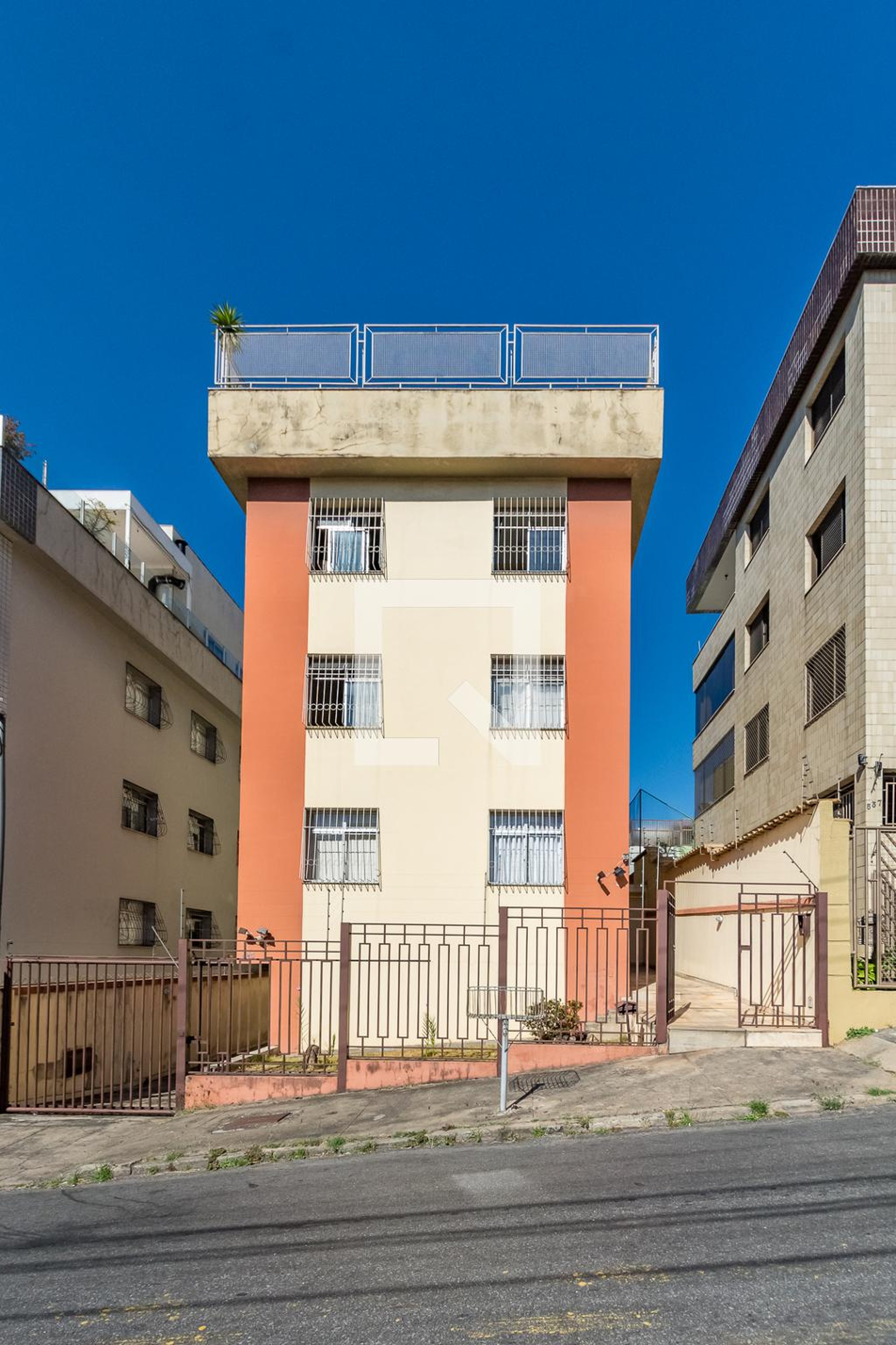 Fachada Condomínio em Rua Jacutinga, 525