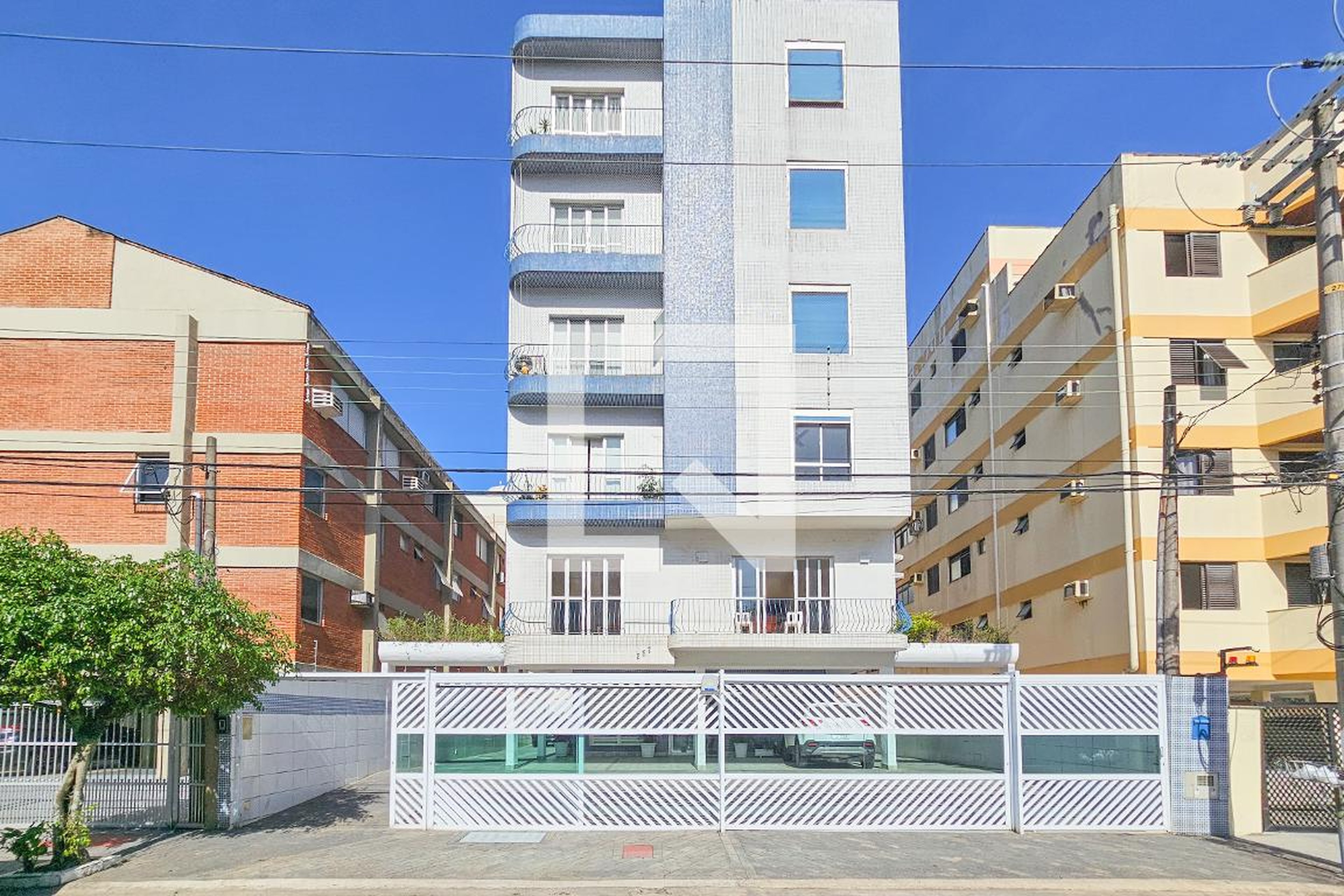 Fachada Condomínio em Avenida Miguel Alonso Gonzáles, 257