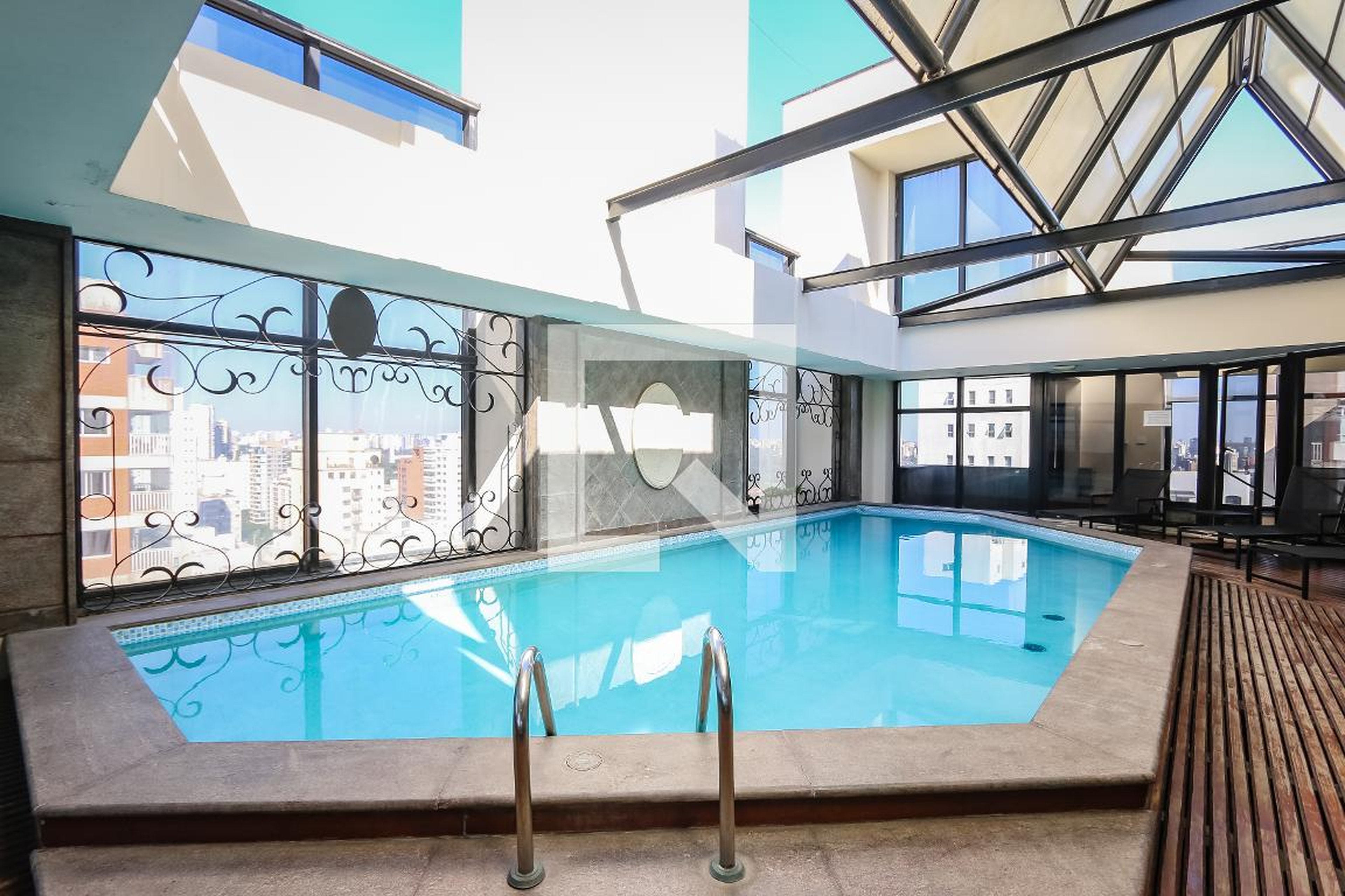 Piscina Coberta - Le Premier Apartamentos