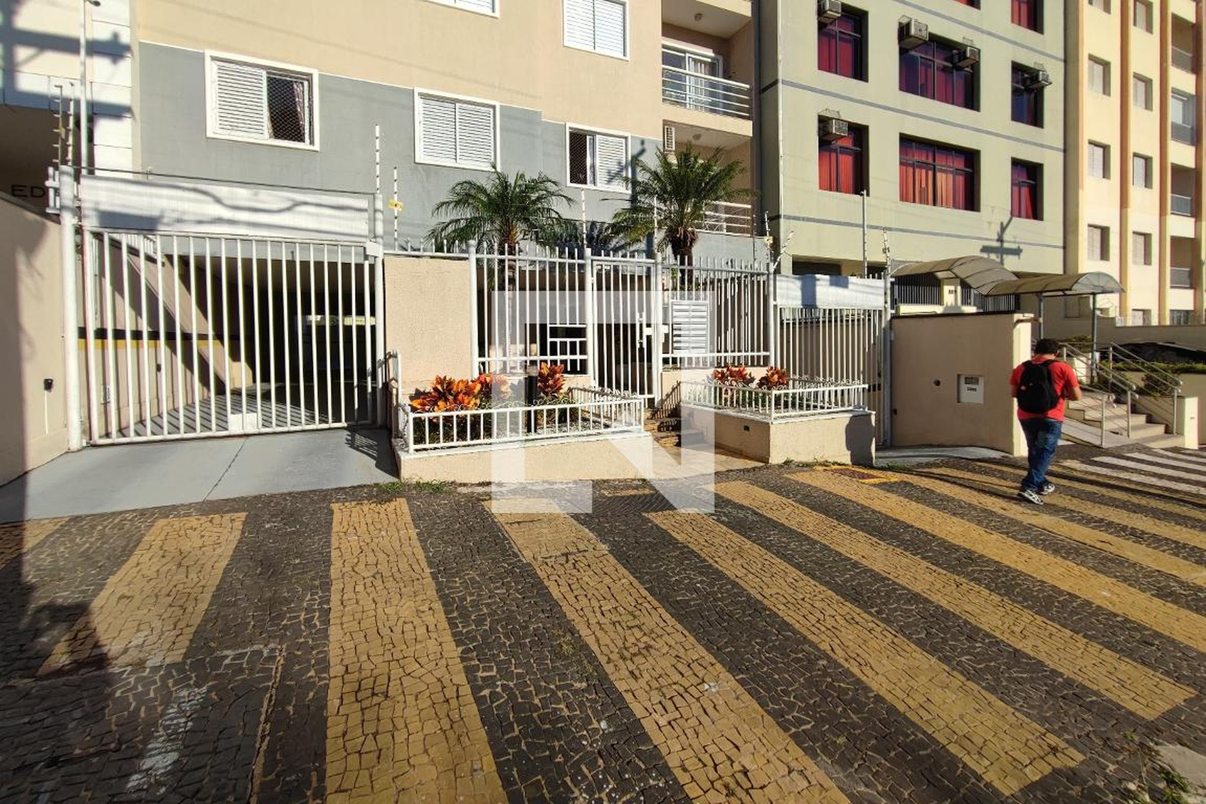 Fachada do Condomínio Condomínio em Avenida Doutor Arlindo Joaquim de Lemos, 879