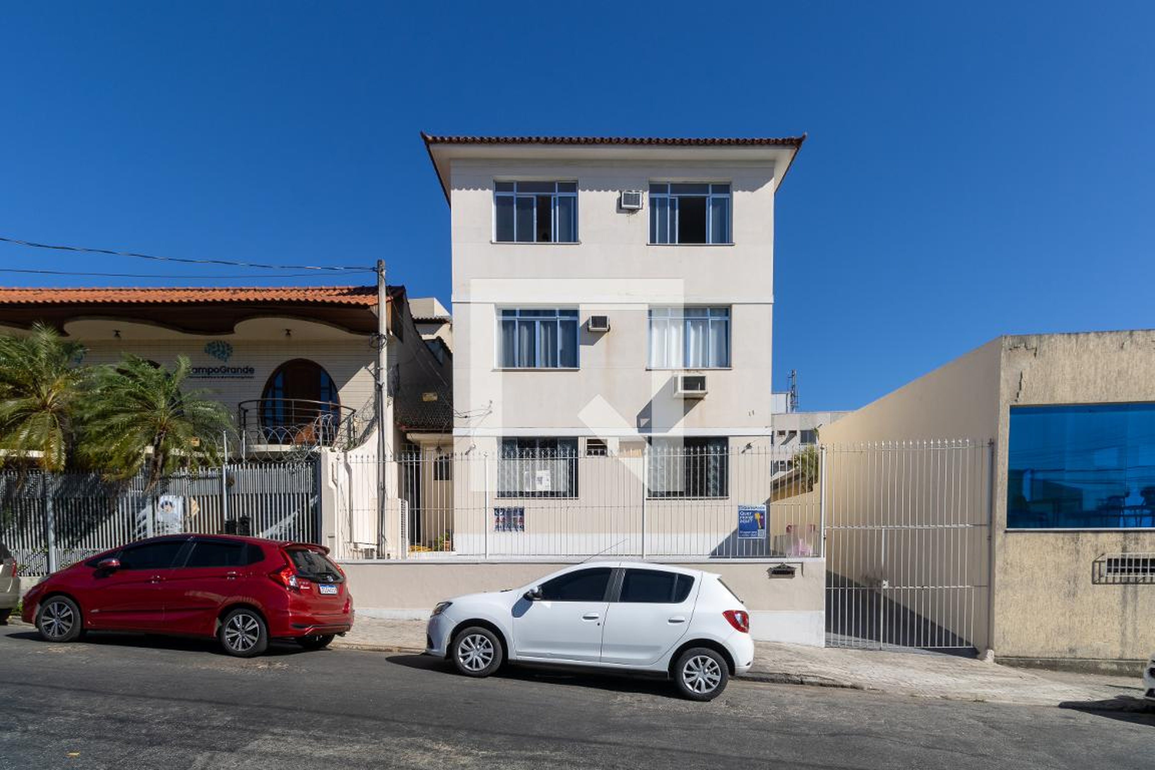 Fachada Condomínio em Rua Cândido Magalhães, 42