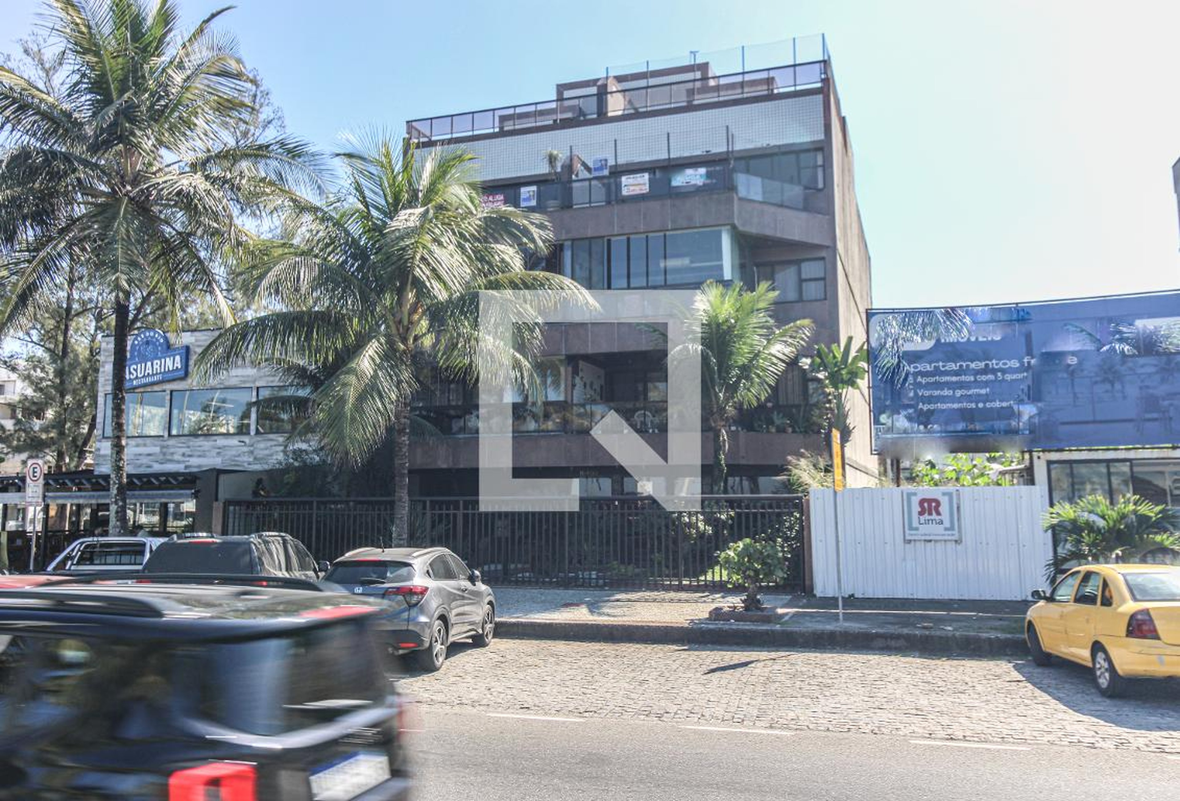 Fachada Condomínio em Avenida Lúcio Costa, 16400