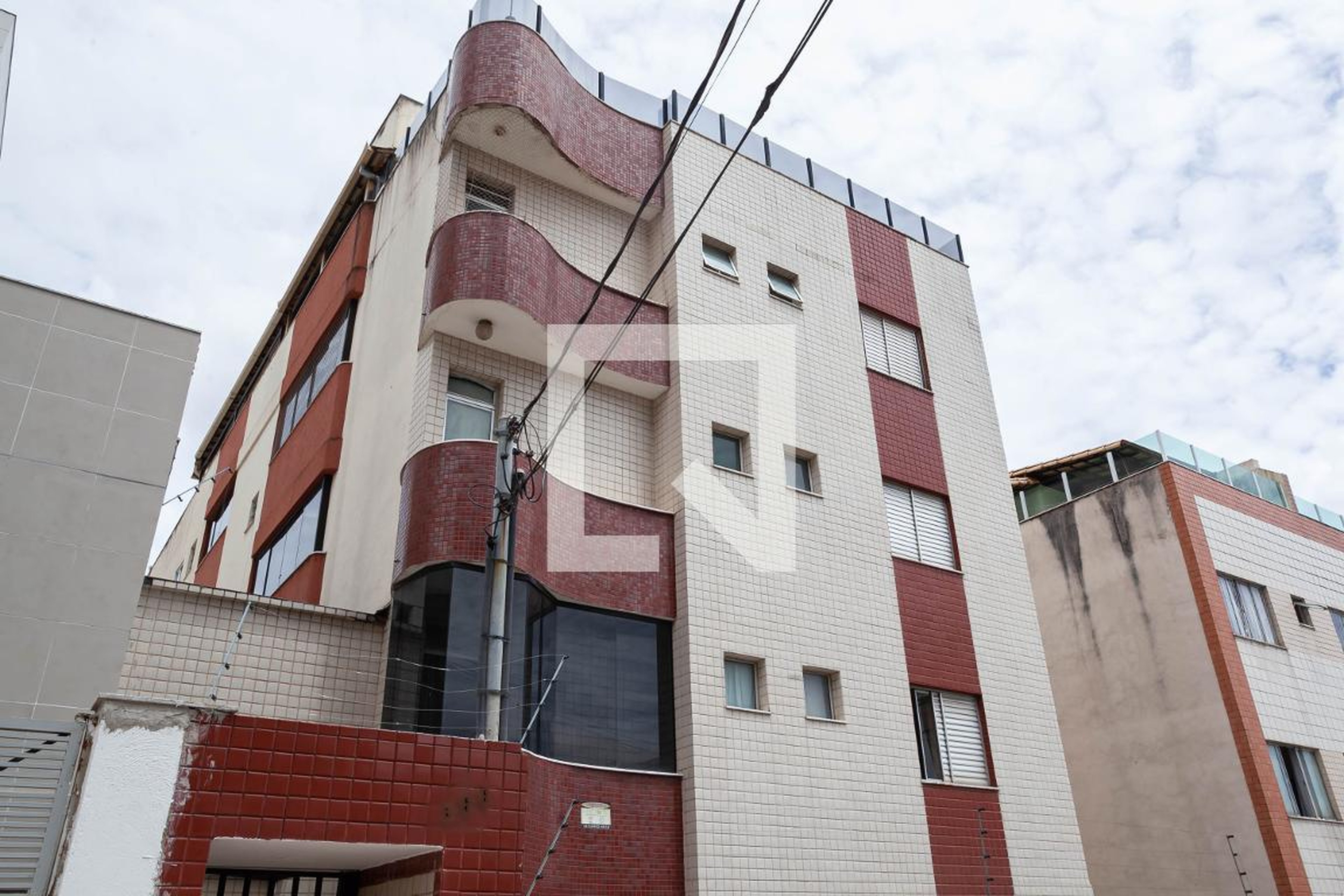 Fachada Condomínio em Rua Castelo de Guimarães, 366
