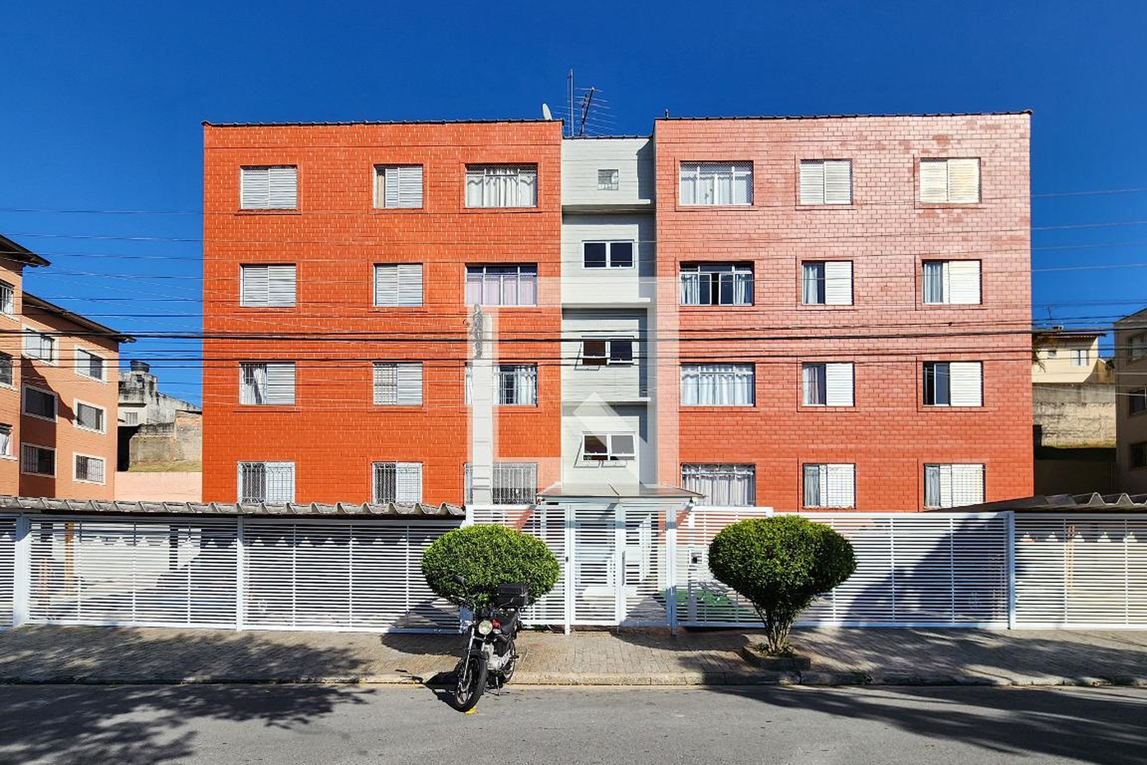 Fachada do Condomínio Condomínio Hab. Leão de Ouro II