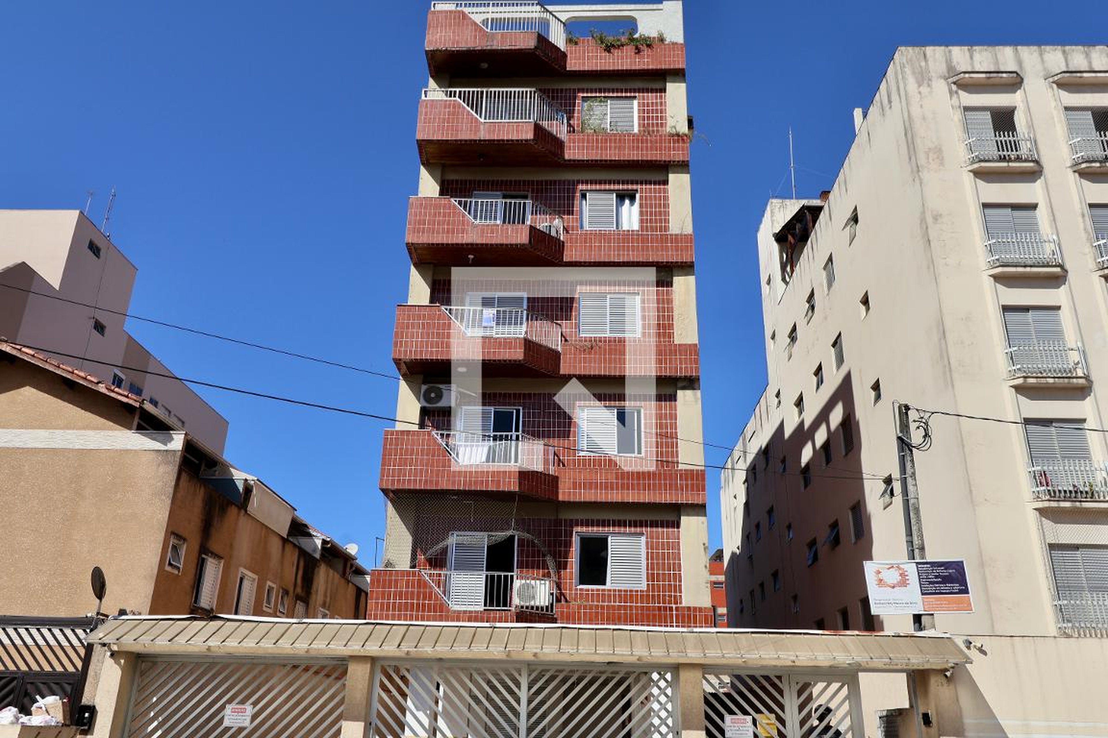Fachada Condomínio em Rua Hermenegildo Azevedo, 194