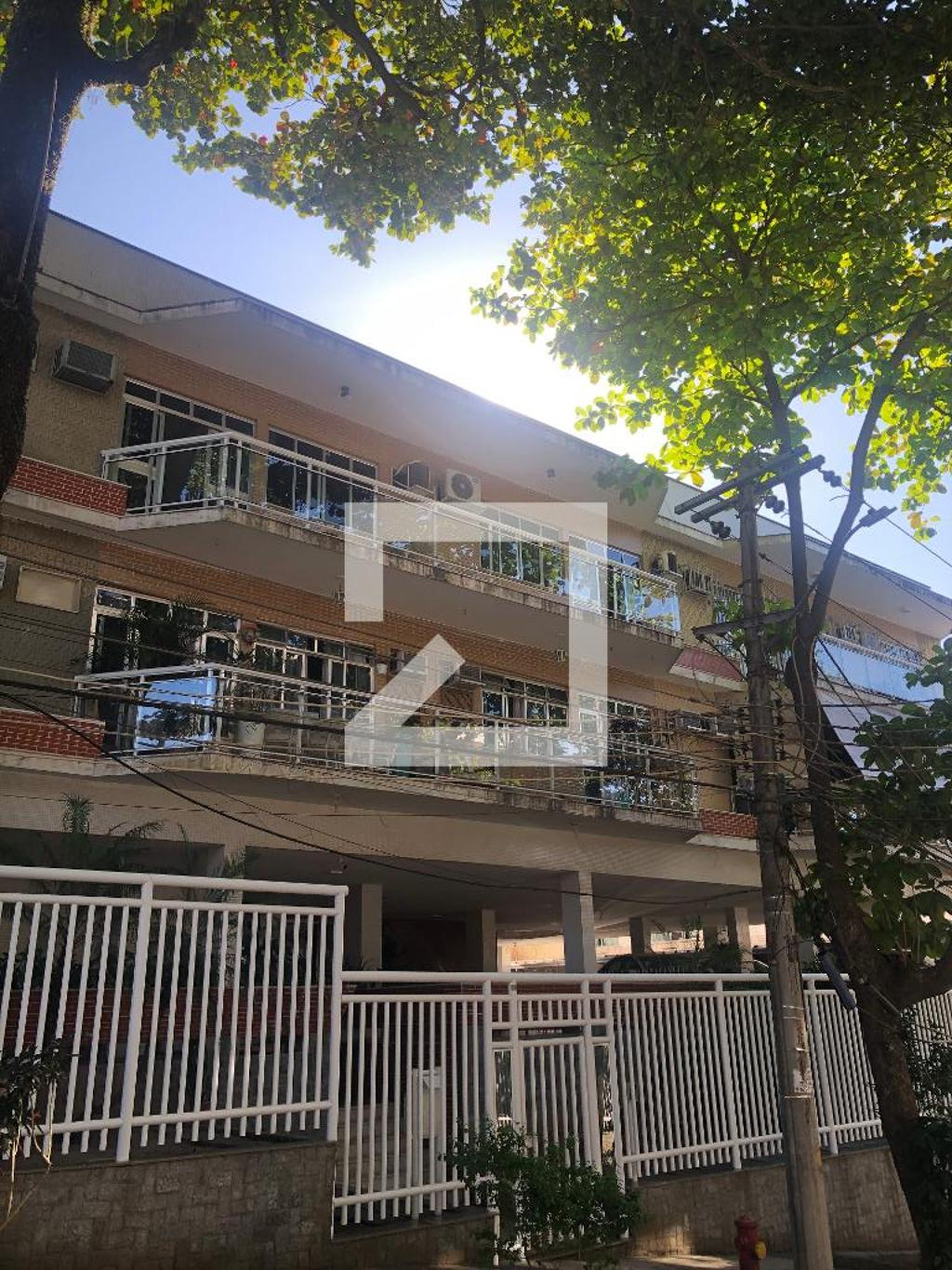 Fachada Condomínio em Rua Juraci Camargo, 536