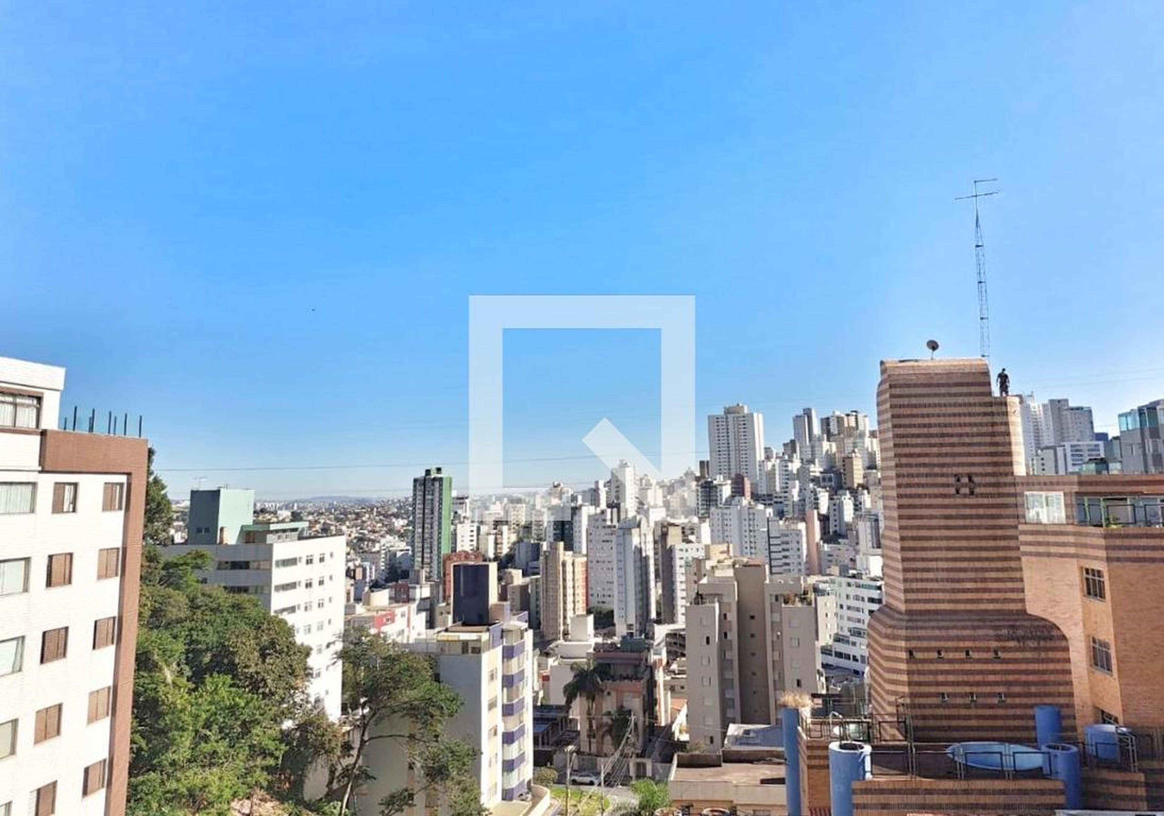 Fachada Condomínio em Rua Laura Soares Carneiro, 25