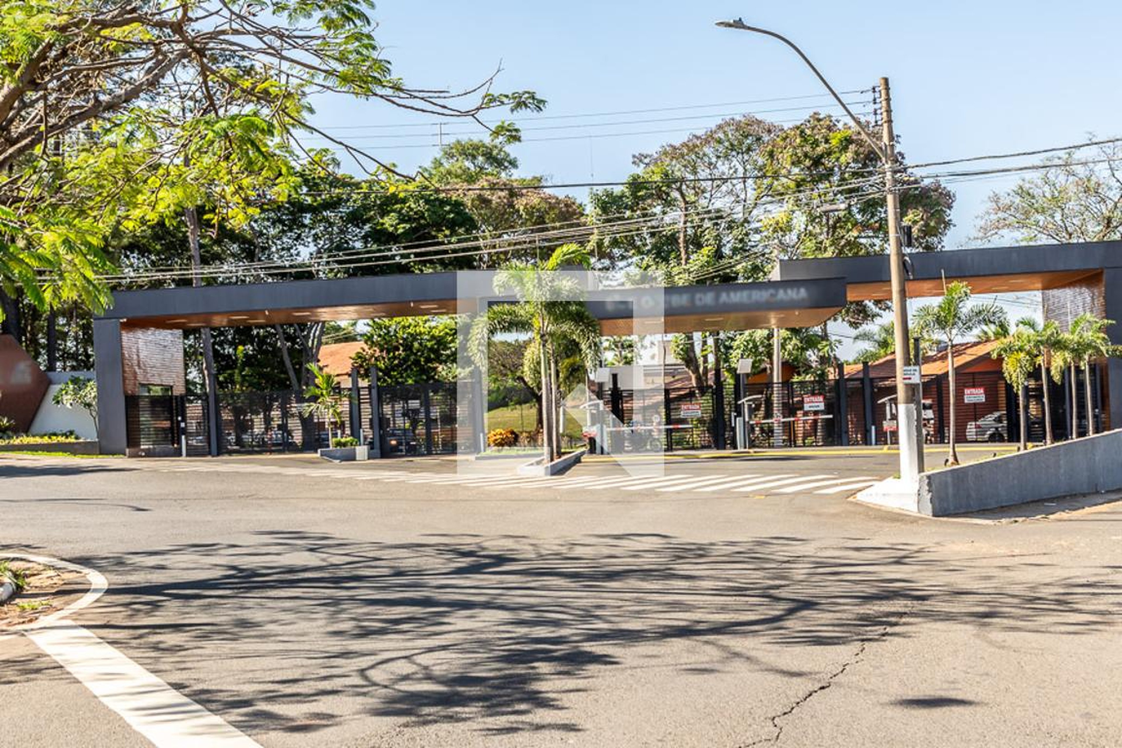 Fachada do Condomínio Condomínio em Rua Três, 137