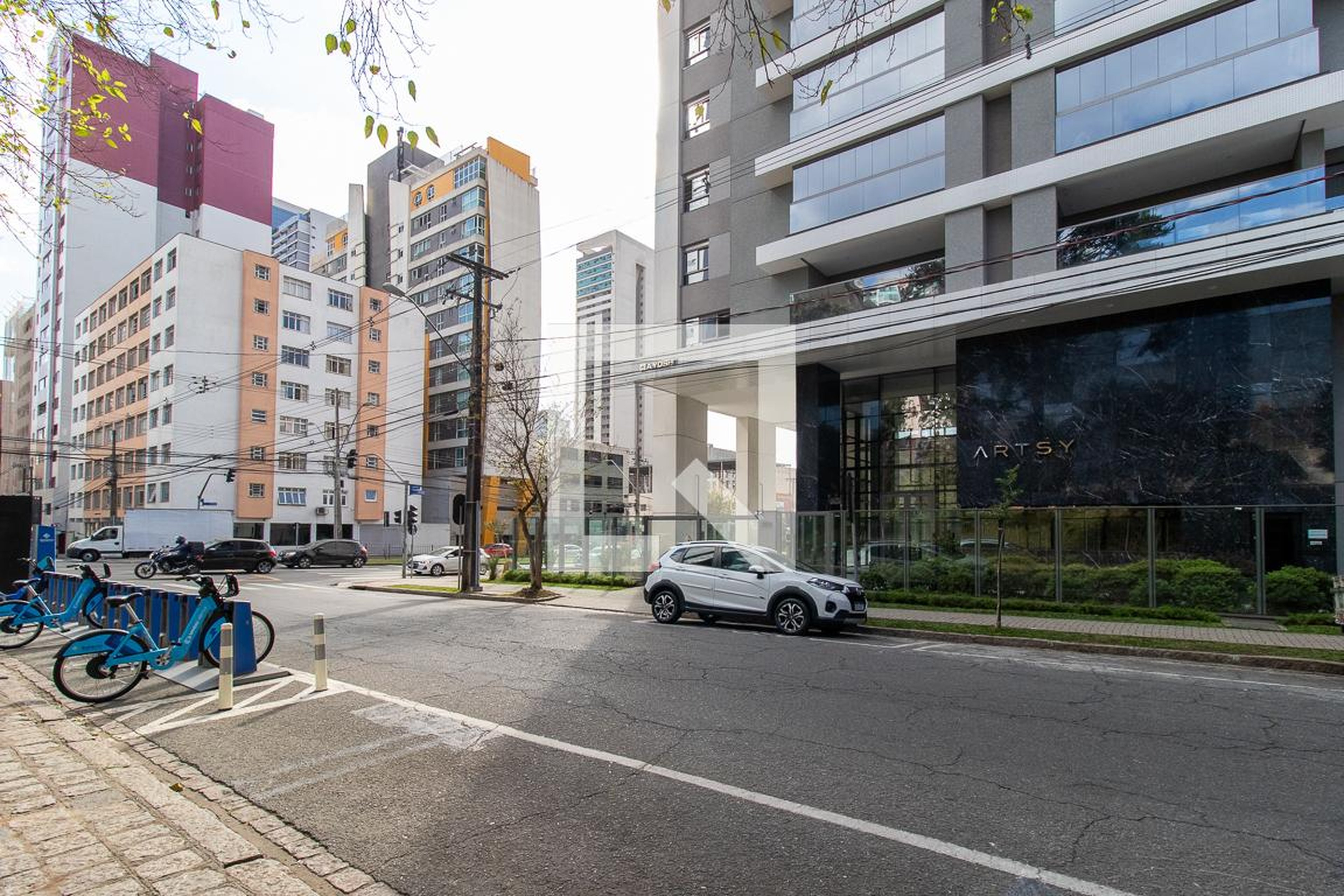 Fachada Condomínio em Rua Lamenha Lins, 355