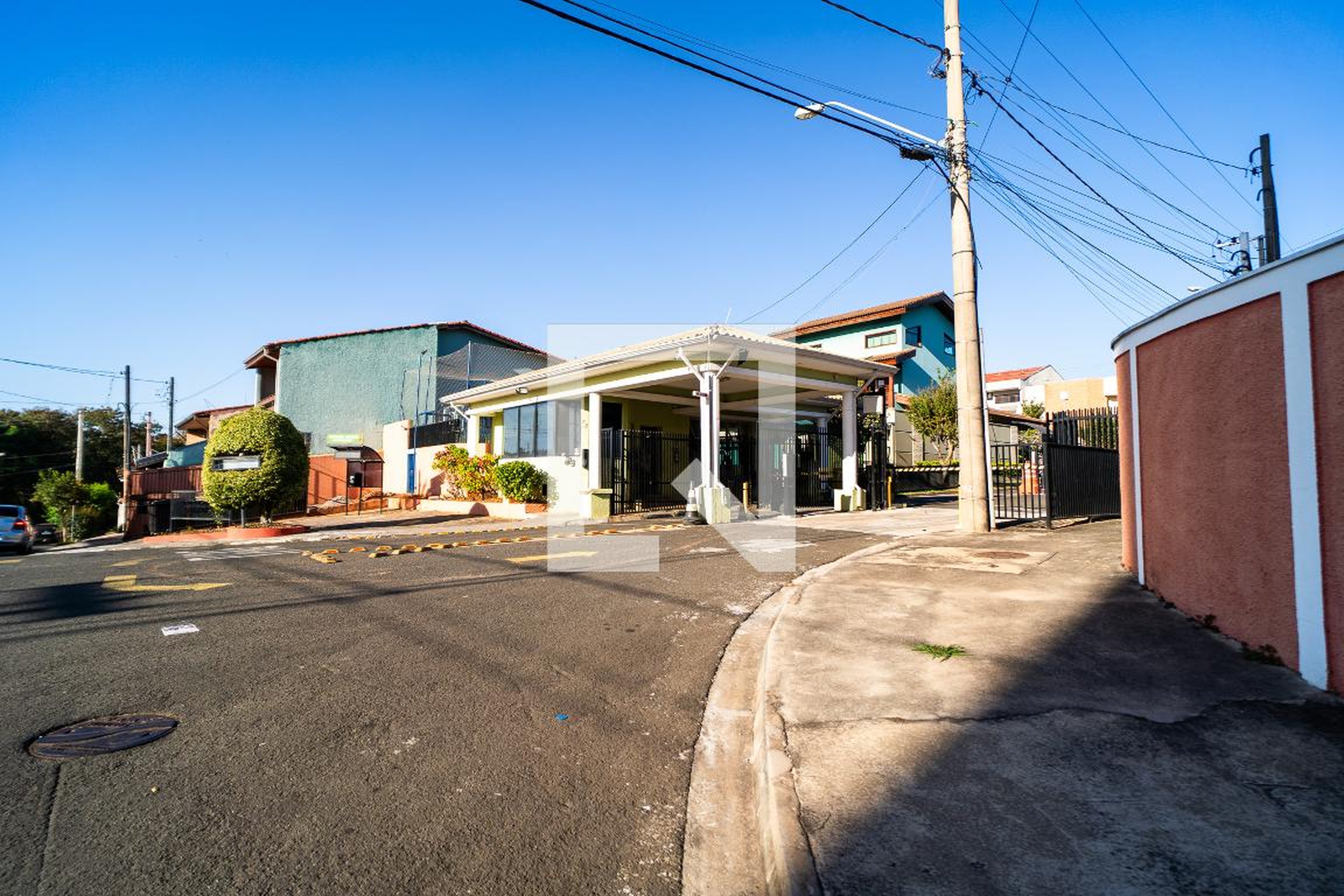 Fachada Condomínio em Rua Edward Martins, 126