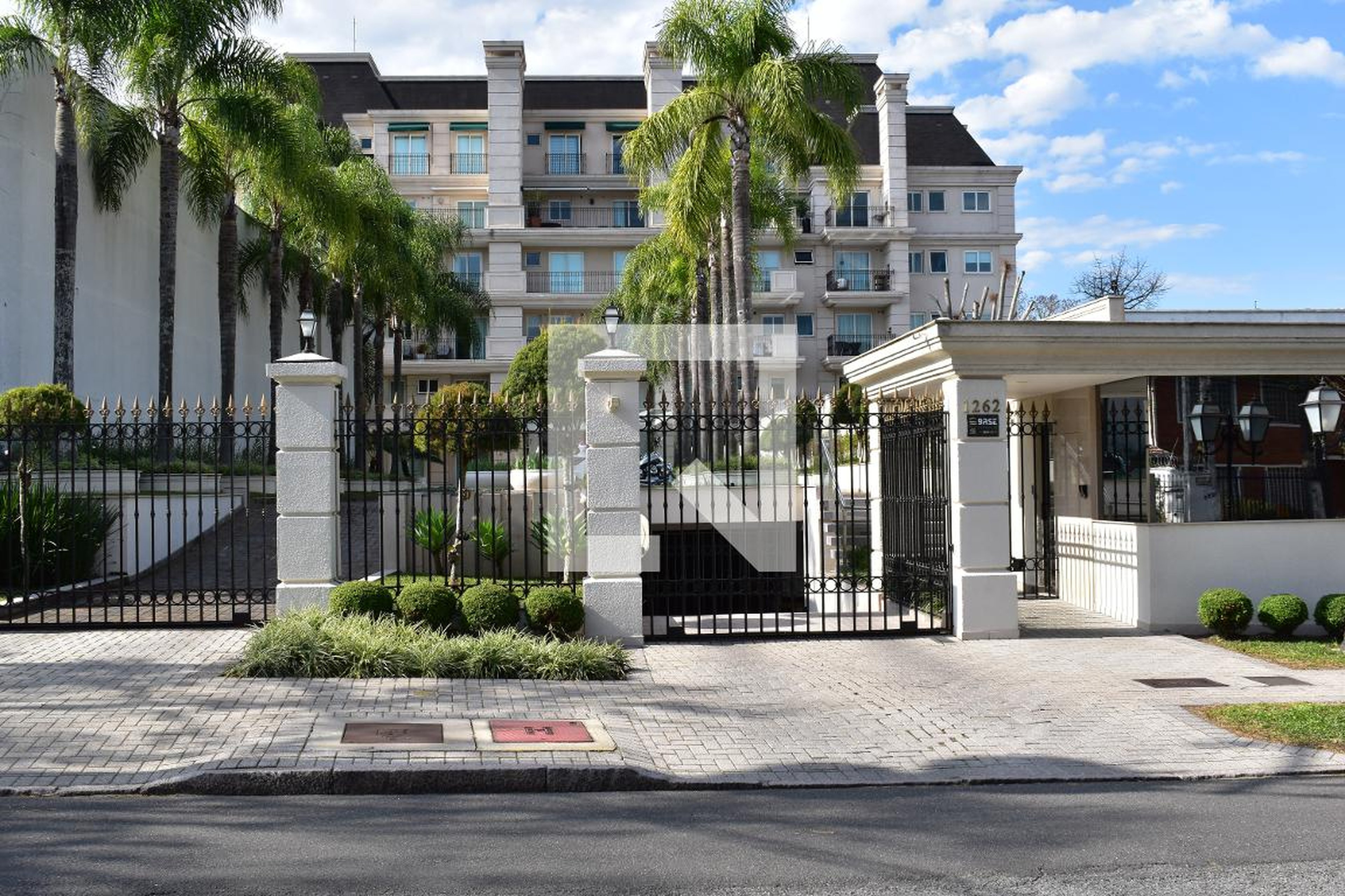 Fachada do condomínio Condomínio em Rua Califórnia, 810