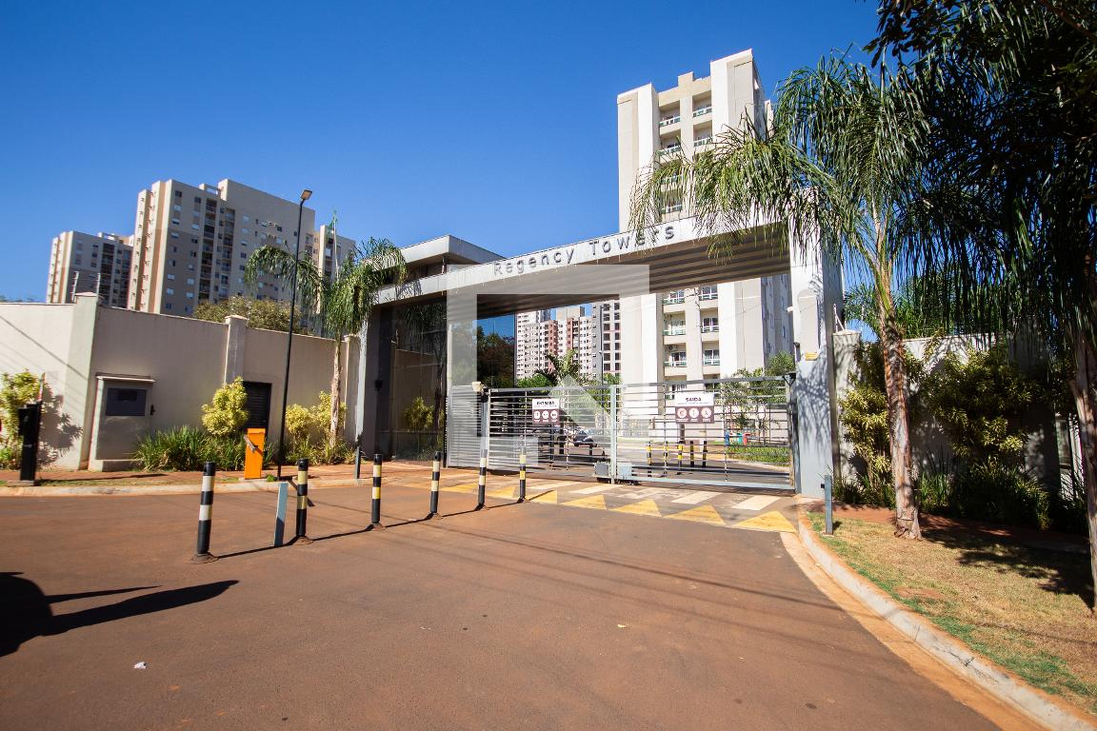 Fachada do condomínio Condomínio Regency Towers