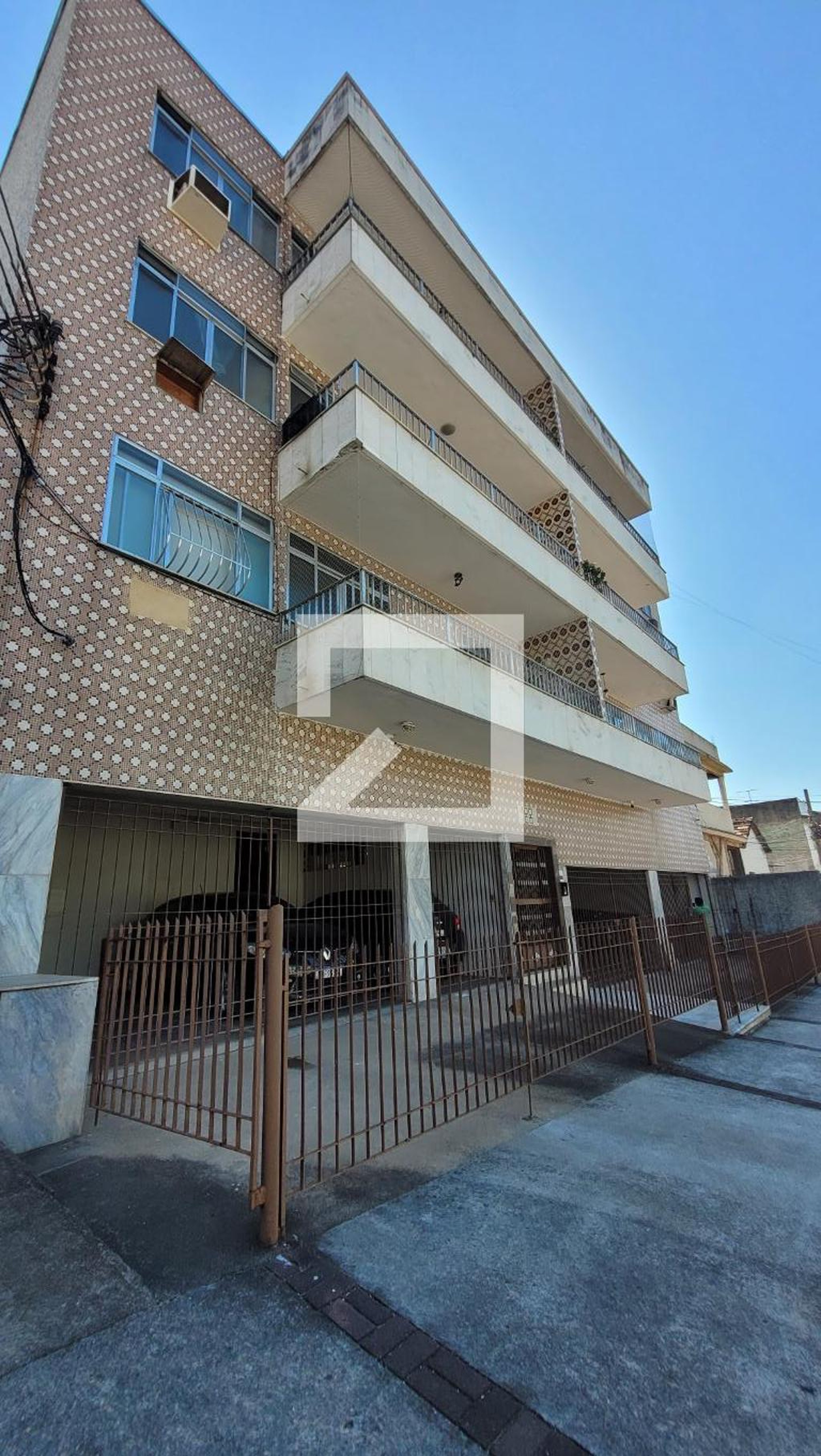 Fachada Condomínio em Rua Ferreira Cantão, 188