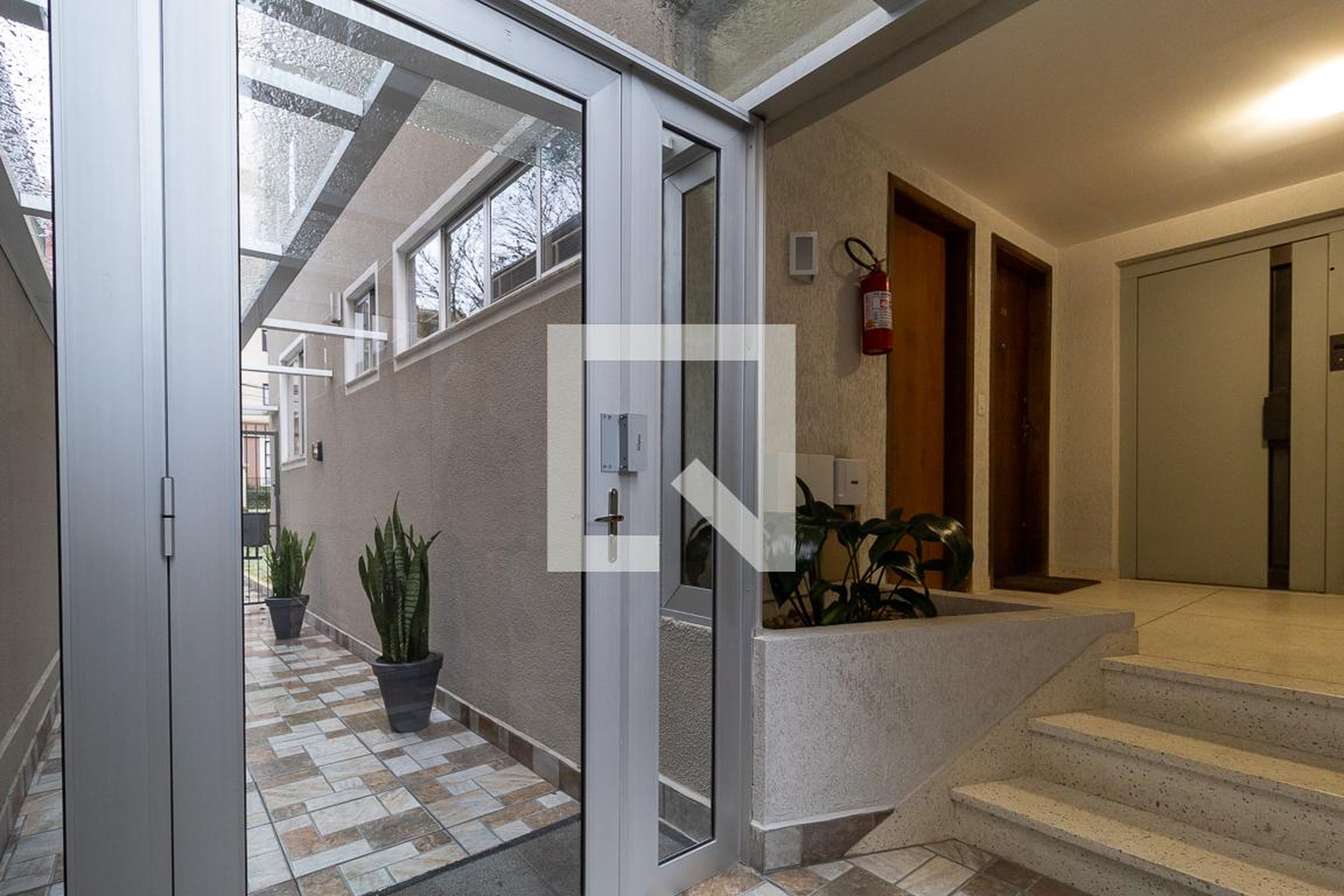 Hall de entrada Condomínio em Rua Coronel Ottoni Maciel, 741