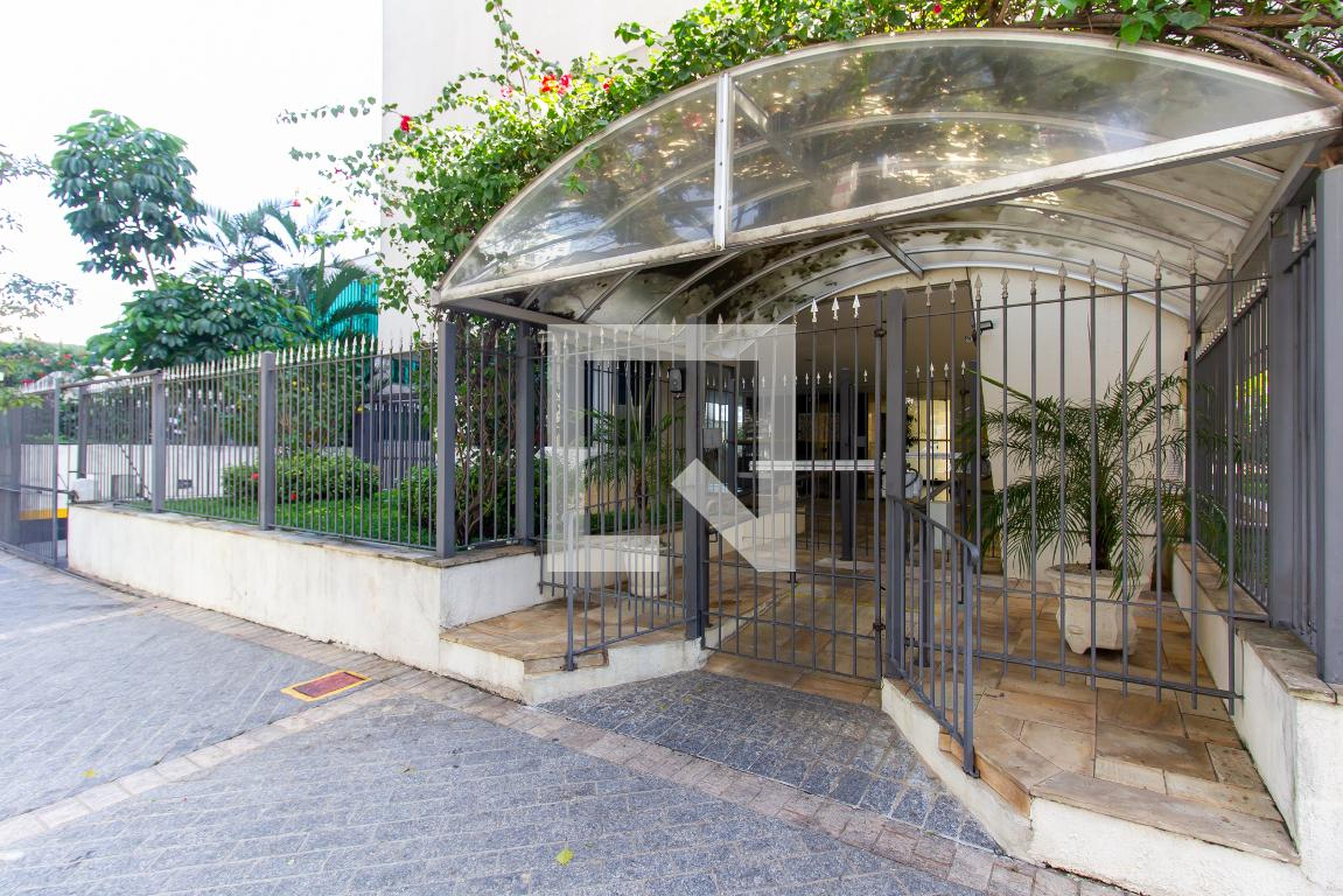 Fachada Condomínio em Rua Ministro Godói, 1136