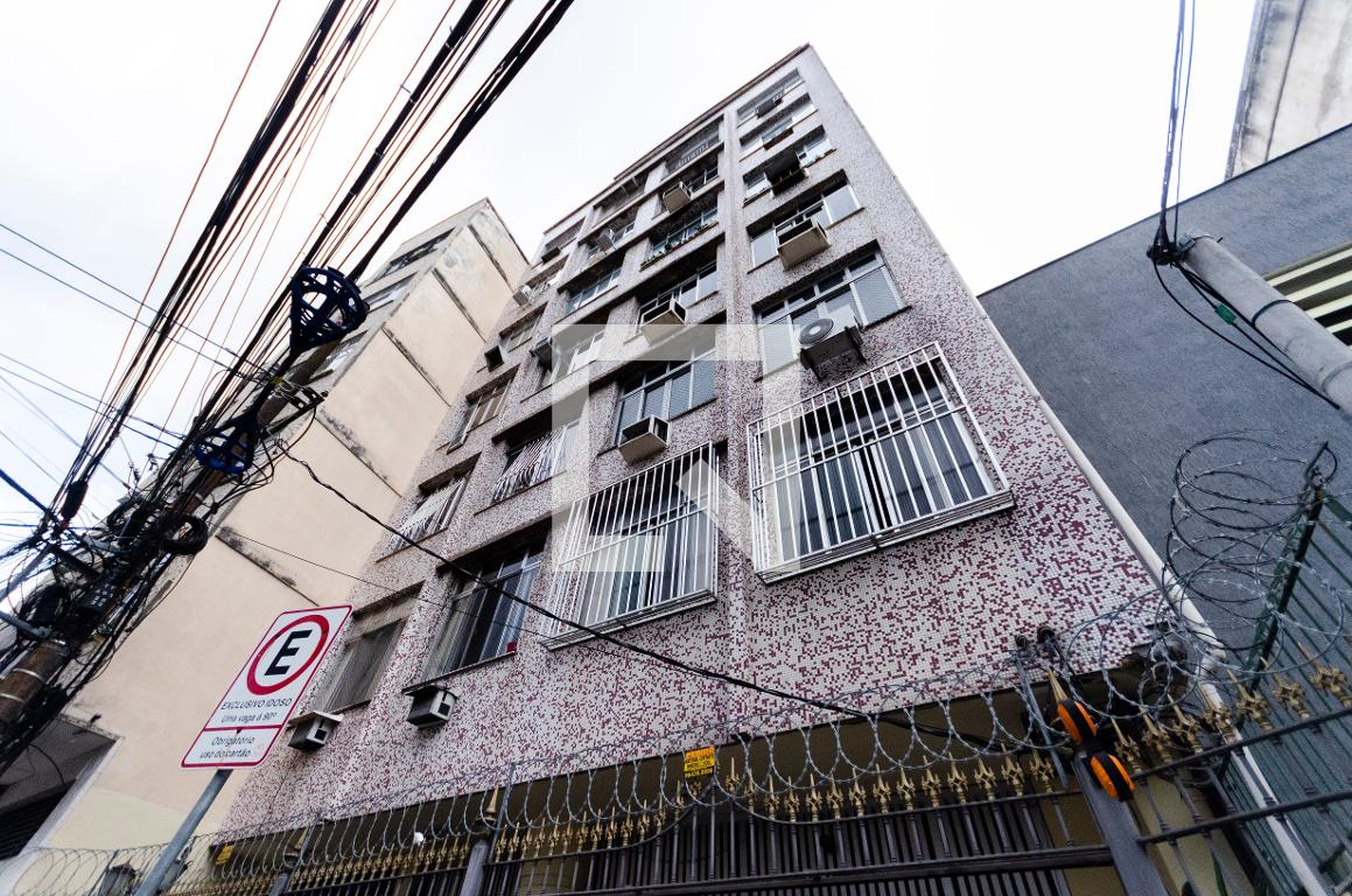 Fachada Condomínio em Rua Mariz e Barros, 1014