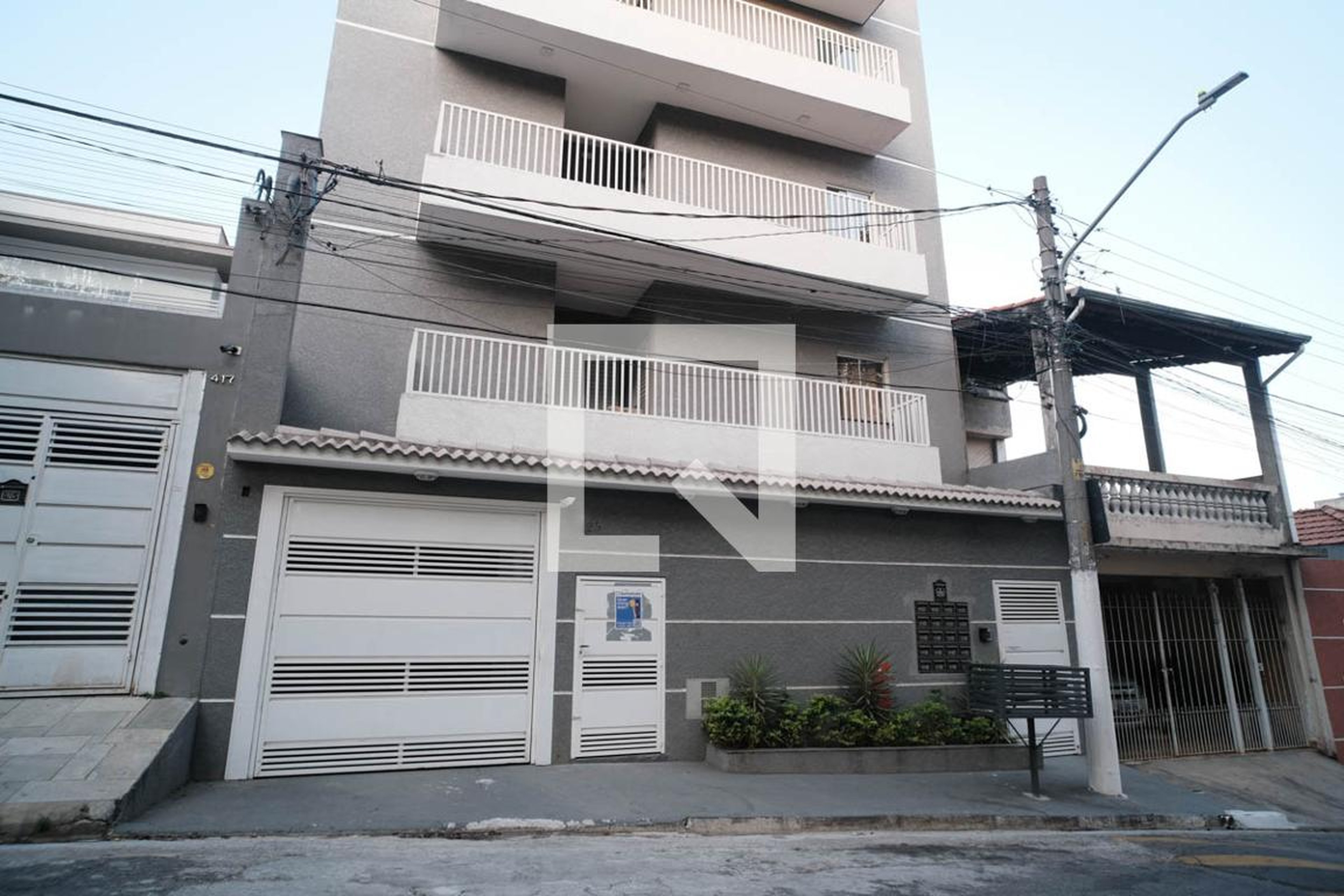 Fachada Condomínio em Rua Firmiano Cardoso, 423