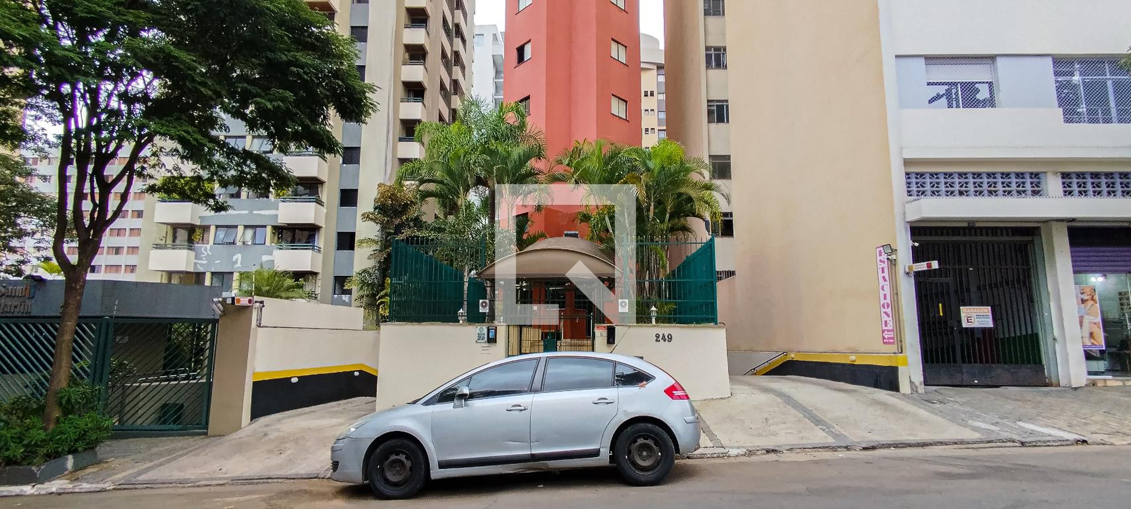 Fachada Condomínio em Rua Herculano de Freitas, 242