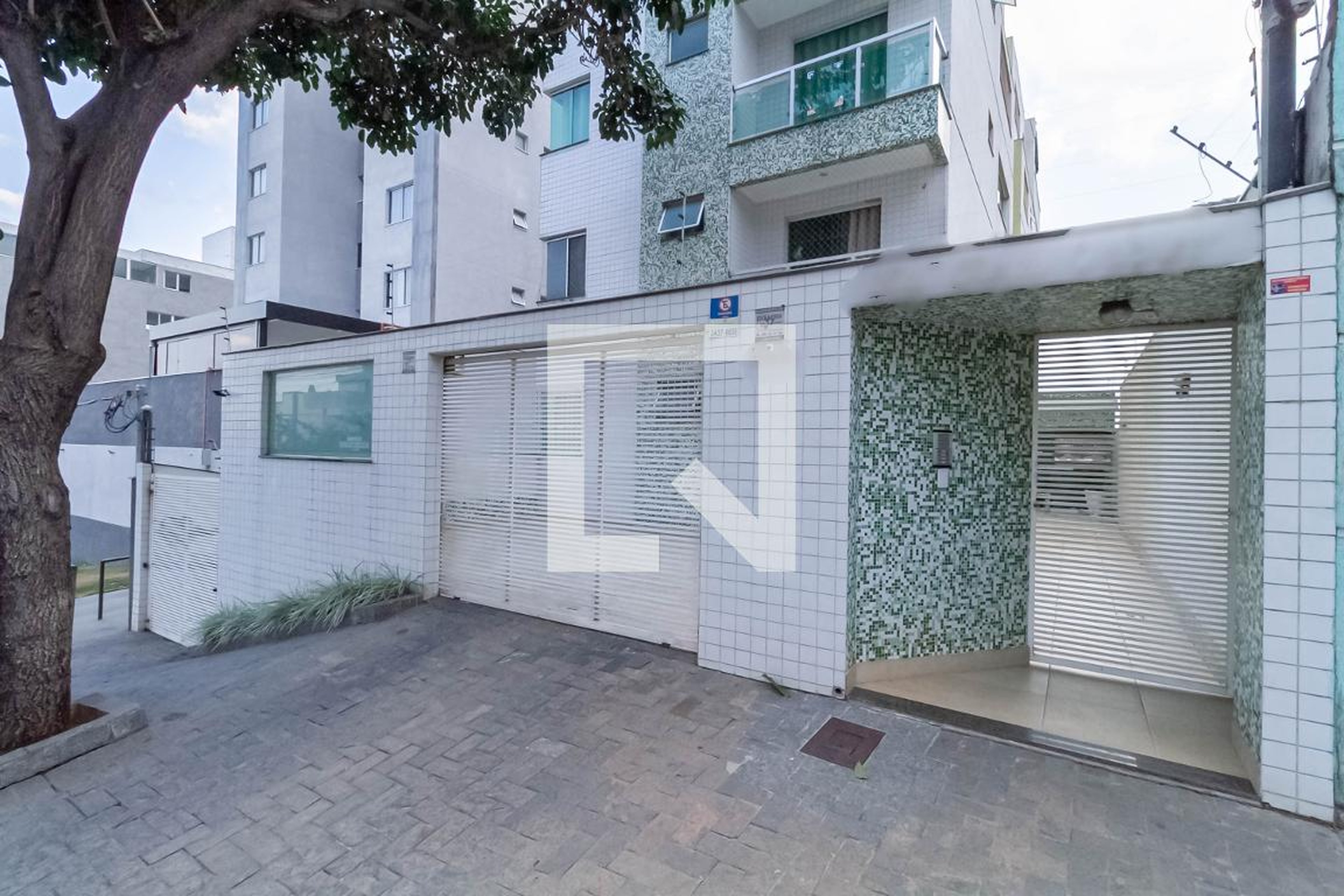 Fachada Condomínio em Alameda dos Canários, 229