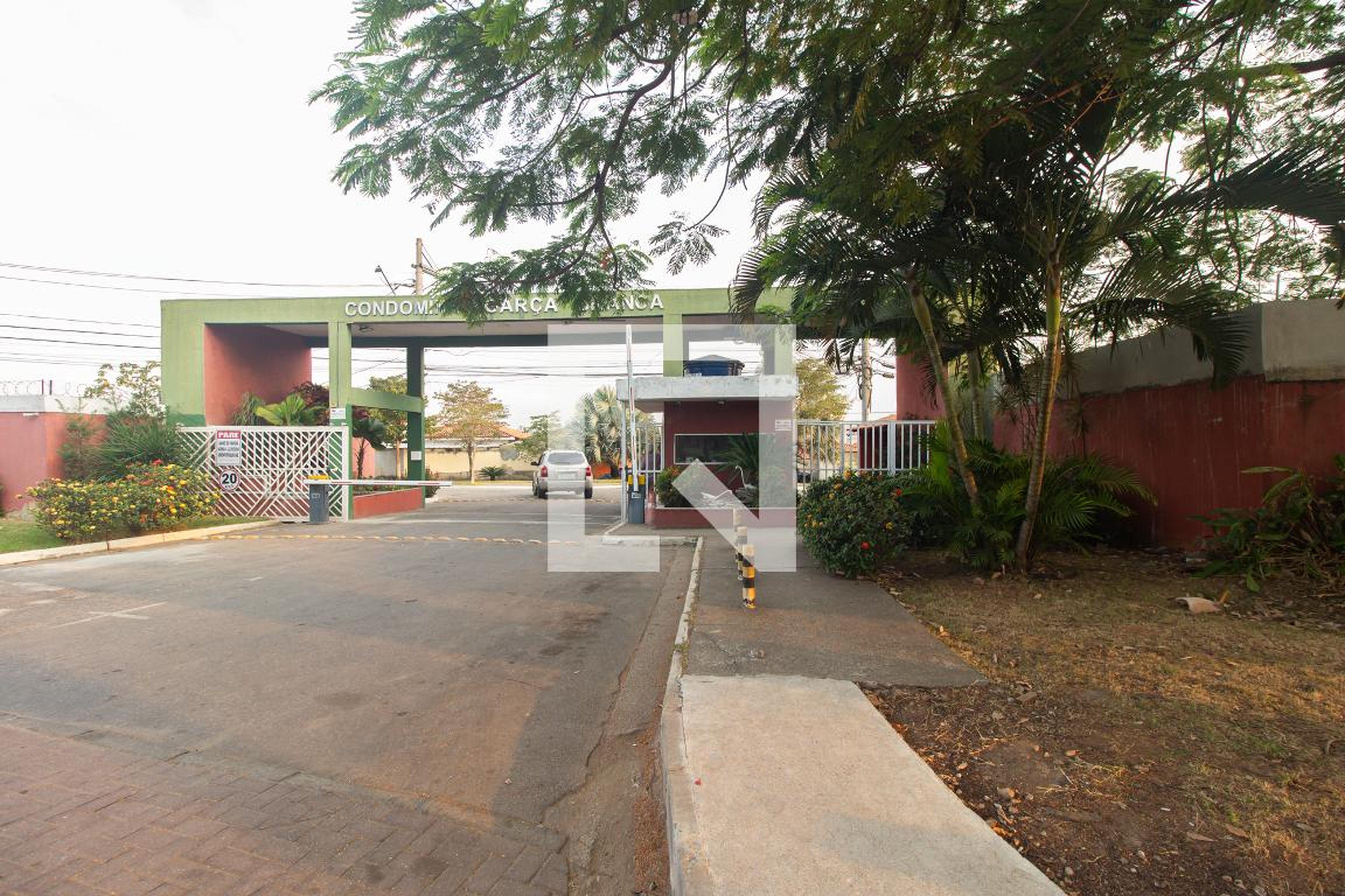 Fachada do condomínio Condomínio em Estrada do Tingui, 3245