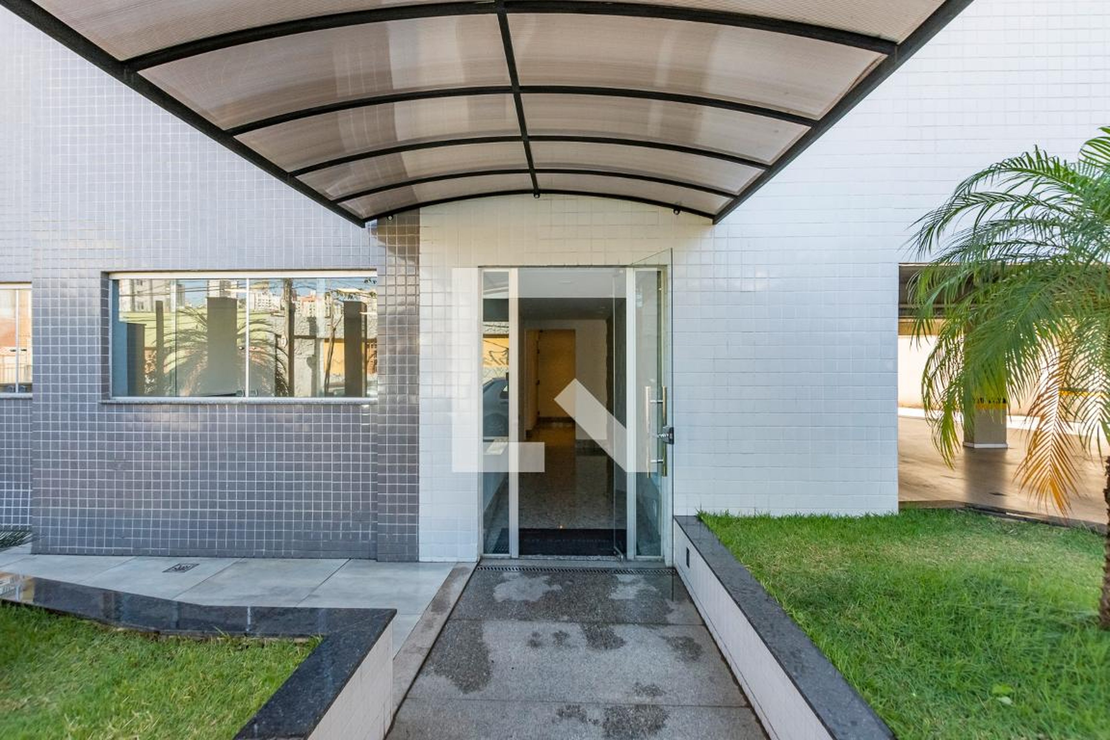 Entrada Condomínio em Rua Maria Macedo, 291