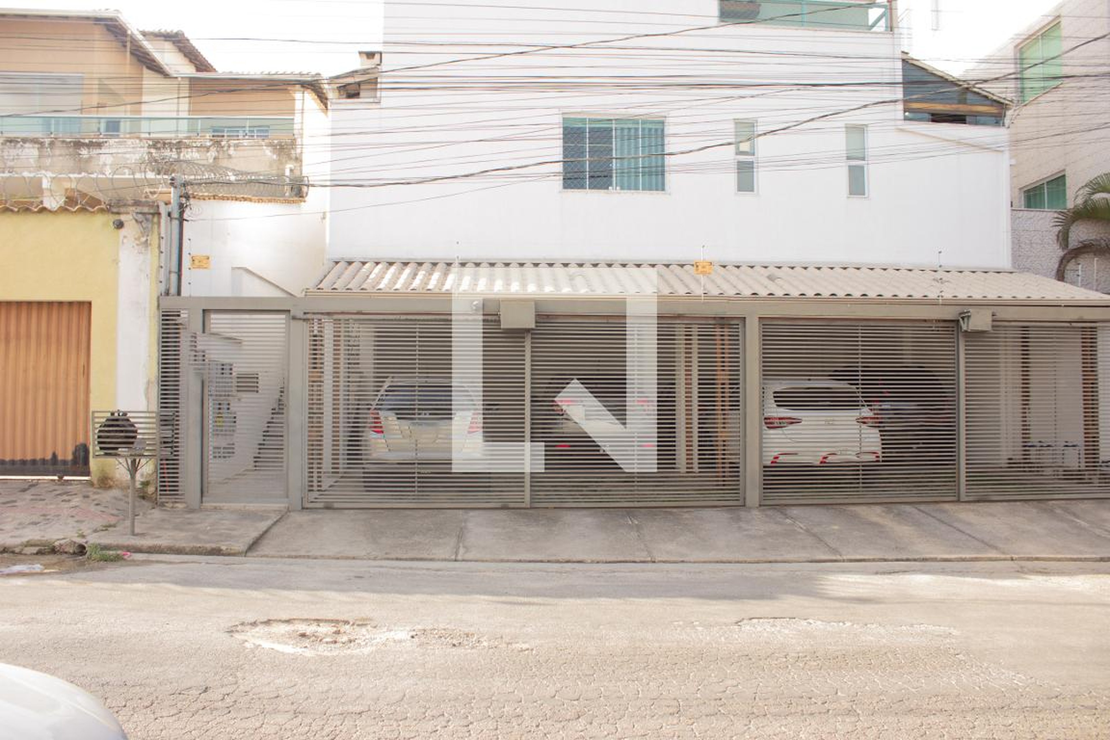 Fachada Condomínio em Rua Antônio Pinto Lana, 135