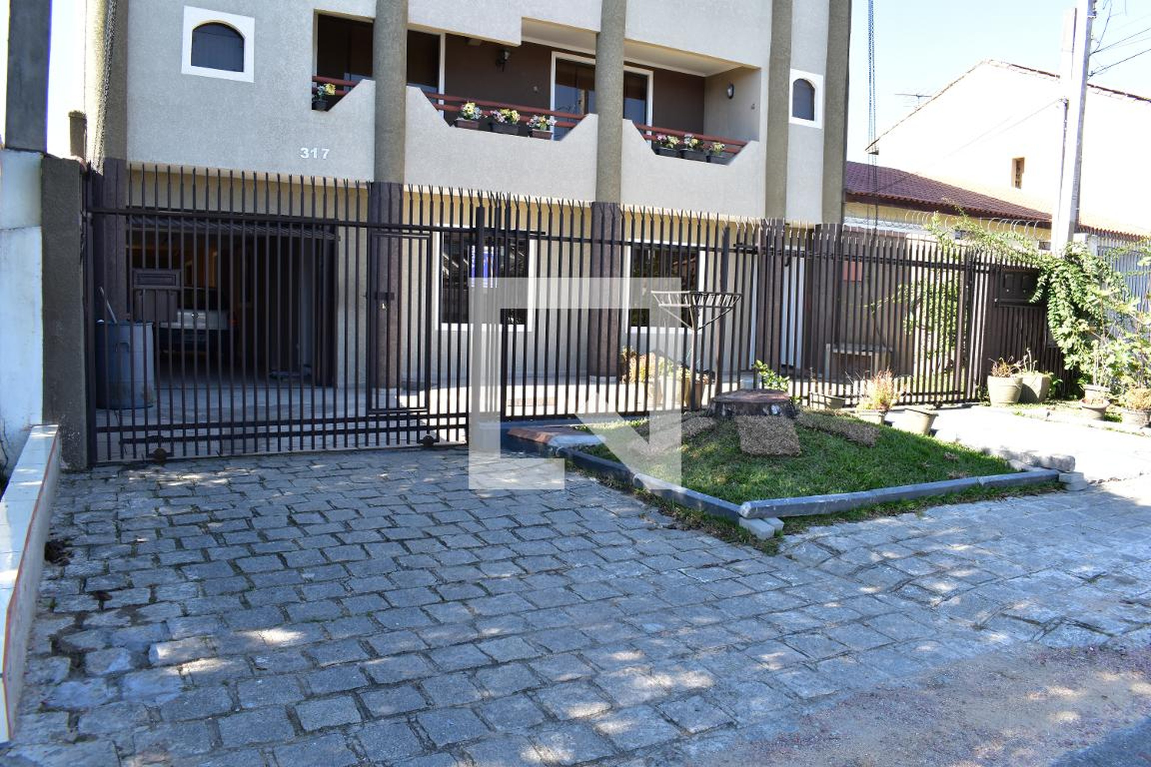 Fachada do condomínio Condomínio em Rua Maria de Campos, 317