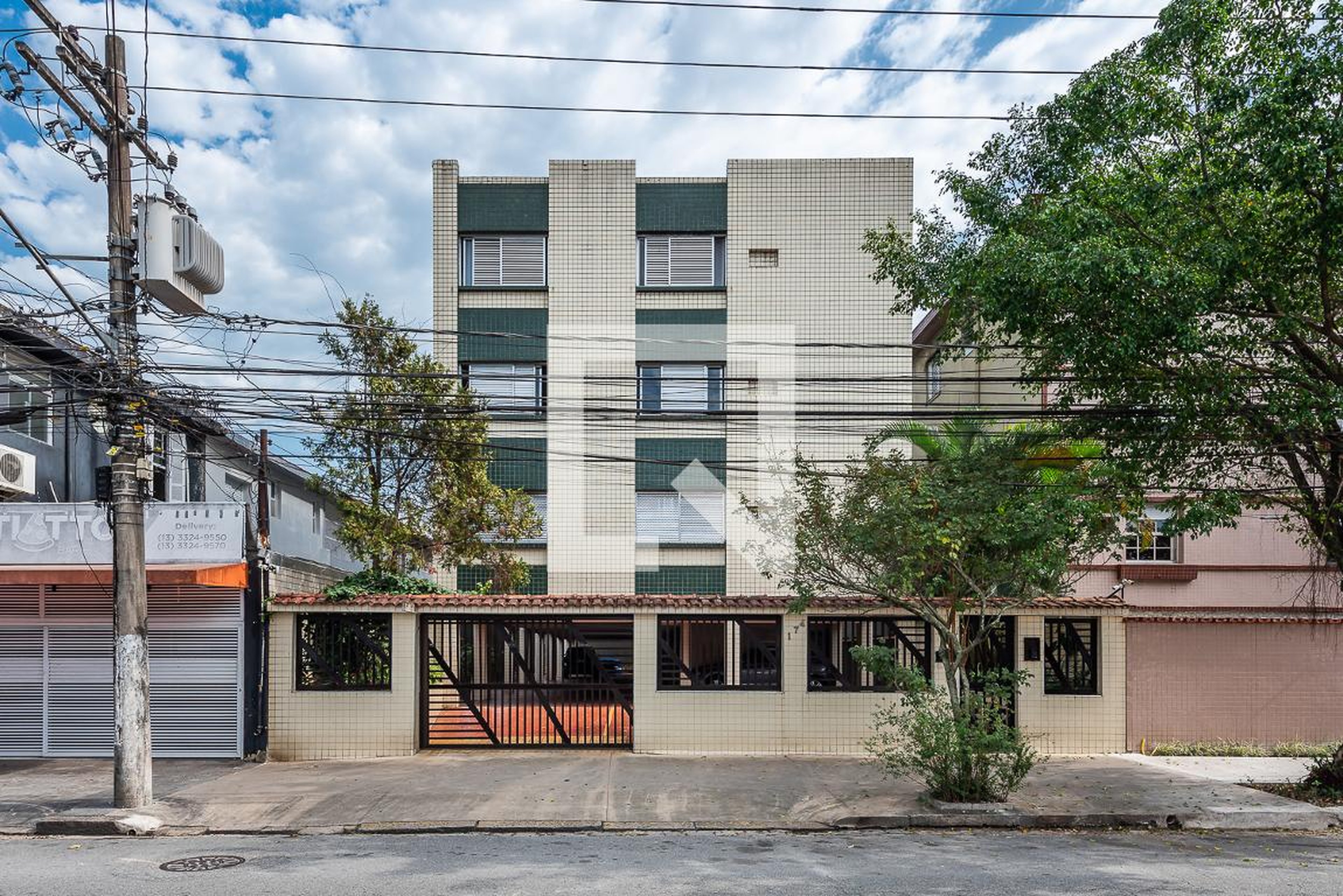 Fachada Condomínio em Rua Oswaldo Cruz, 174