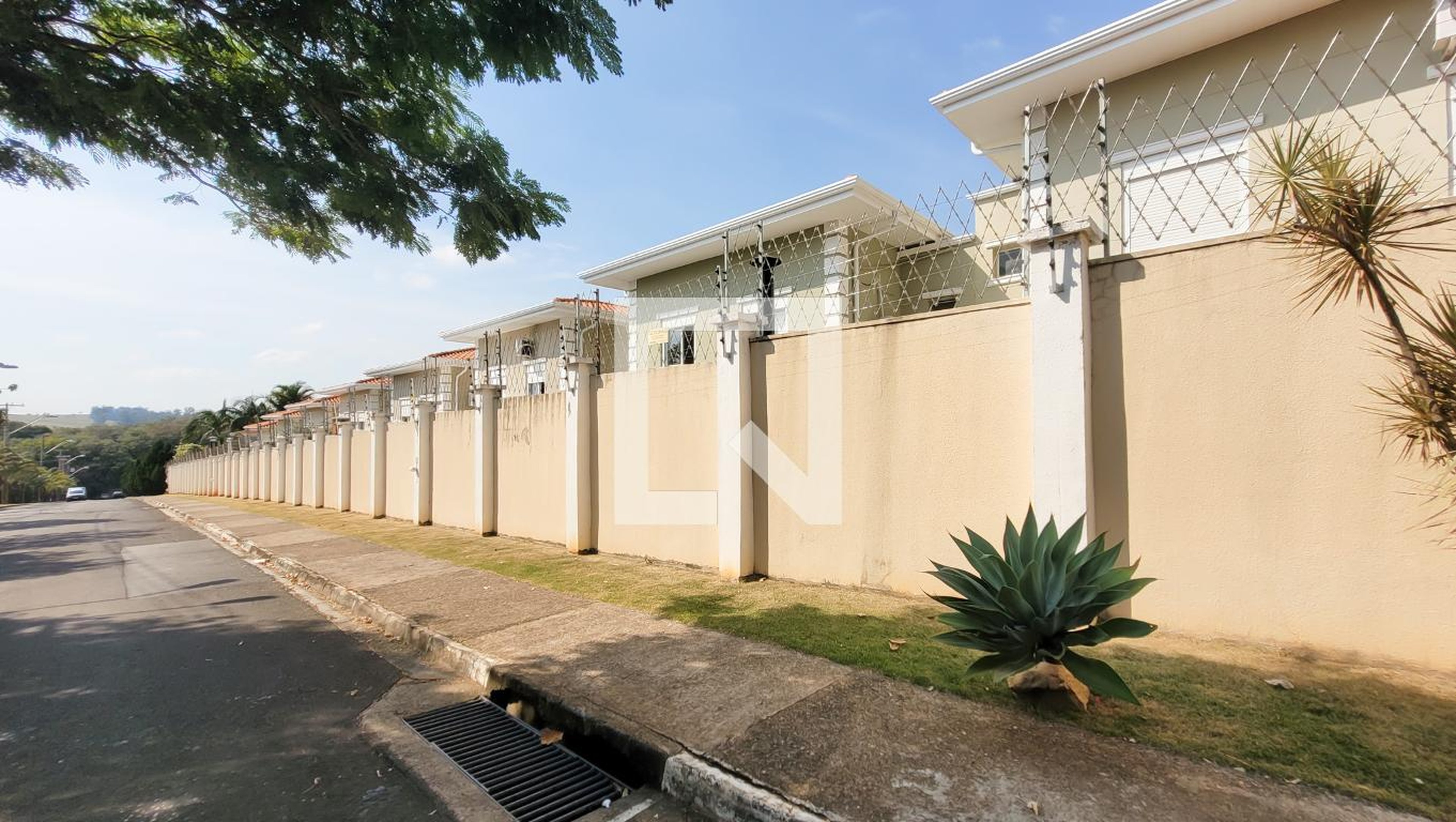 Fachada do Condomínio Condomínio Las Palmas