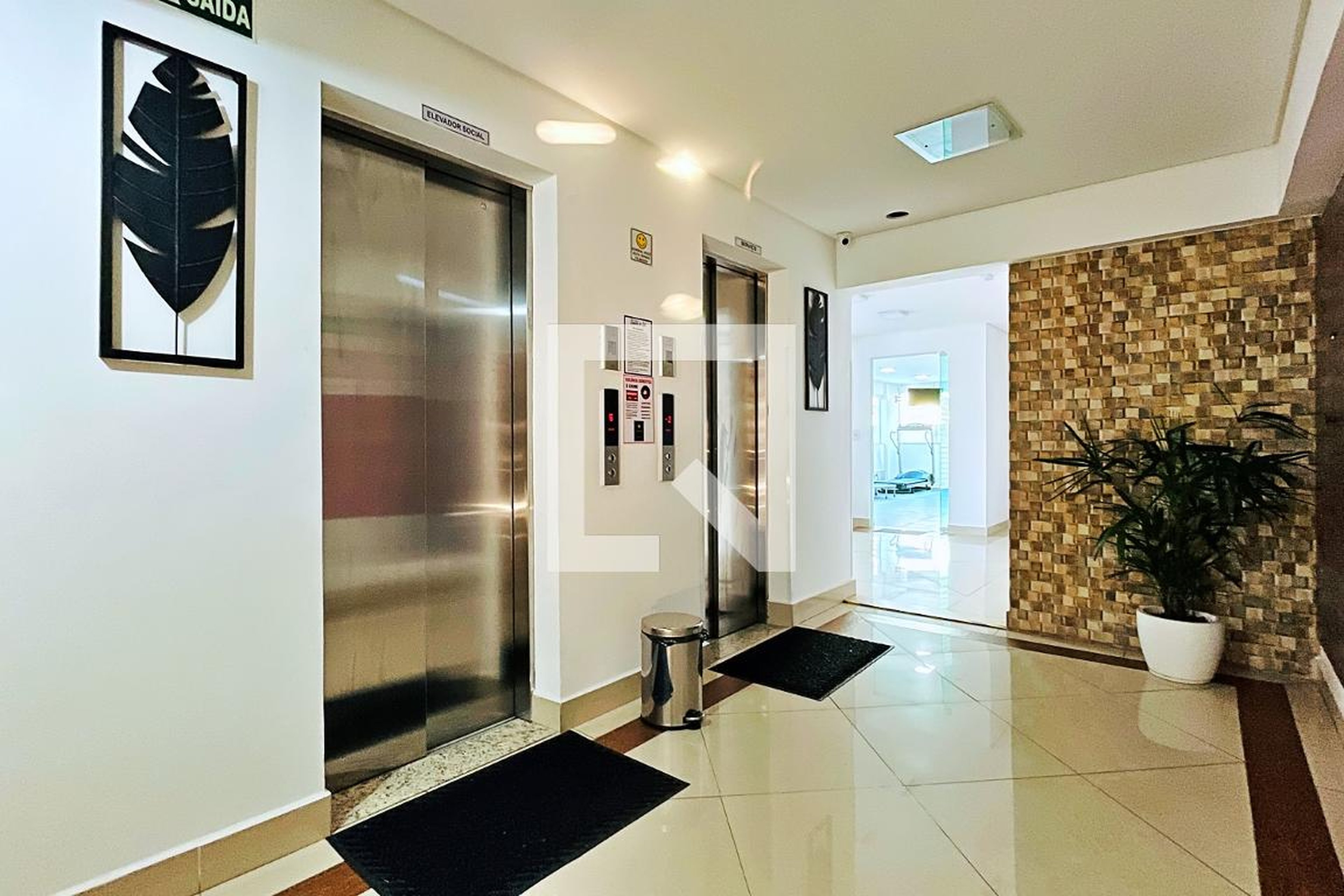 Hall de entrada Condomínio em Rua Doutor Solon Fernandes, 83
