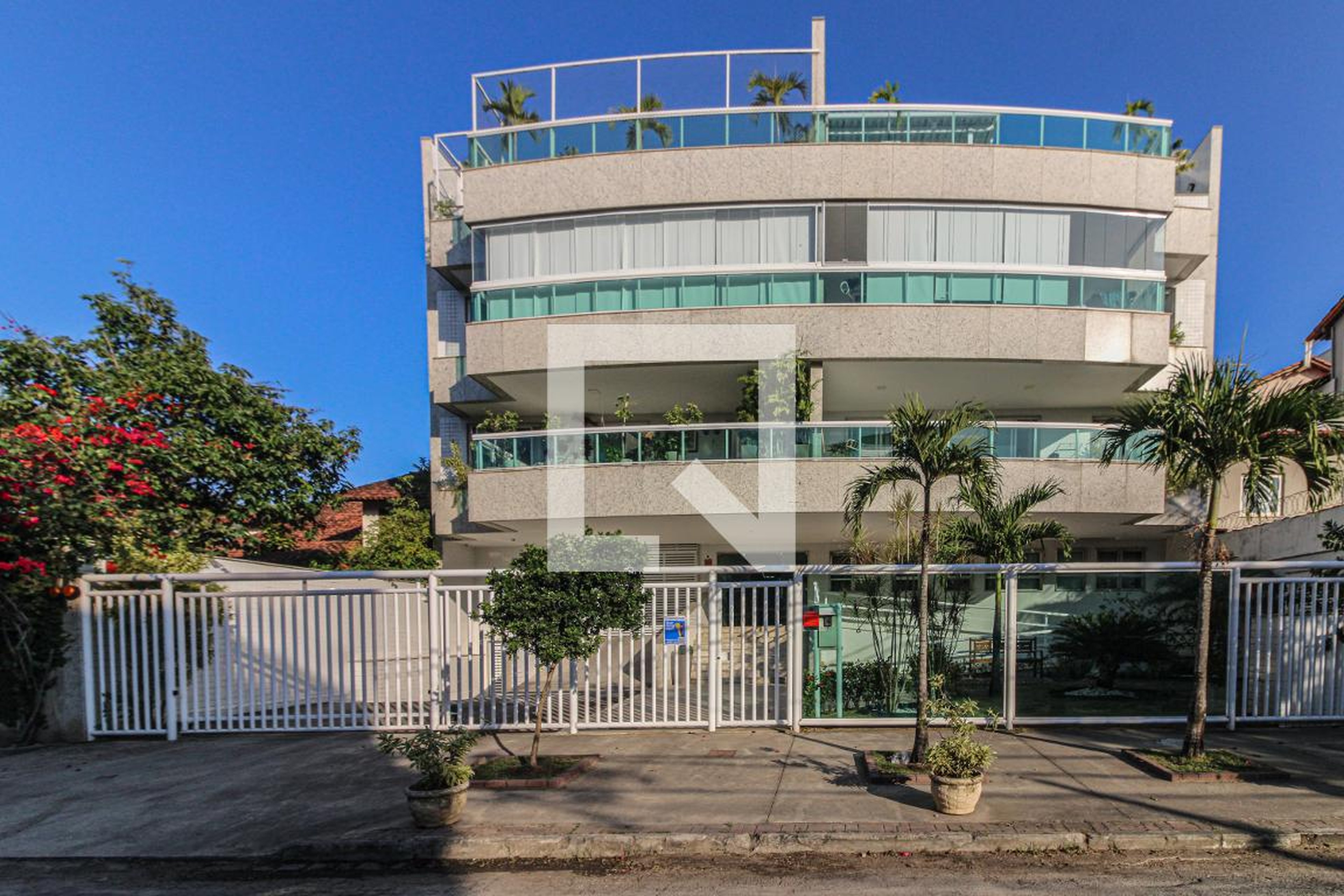 Fachada Condomínio em Rua Alberto Bianchi, 43