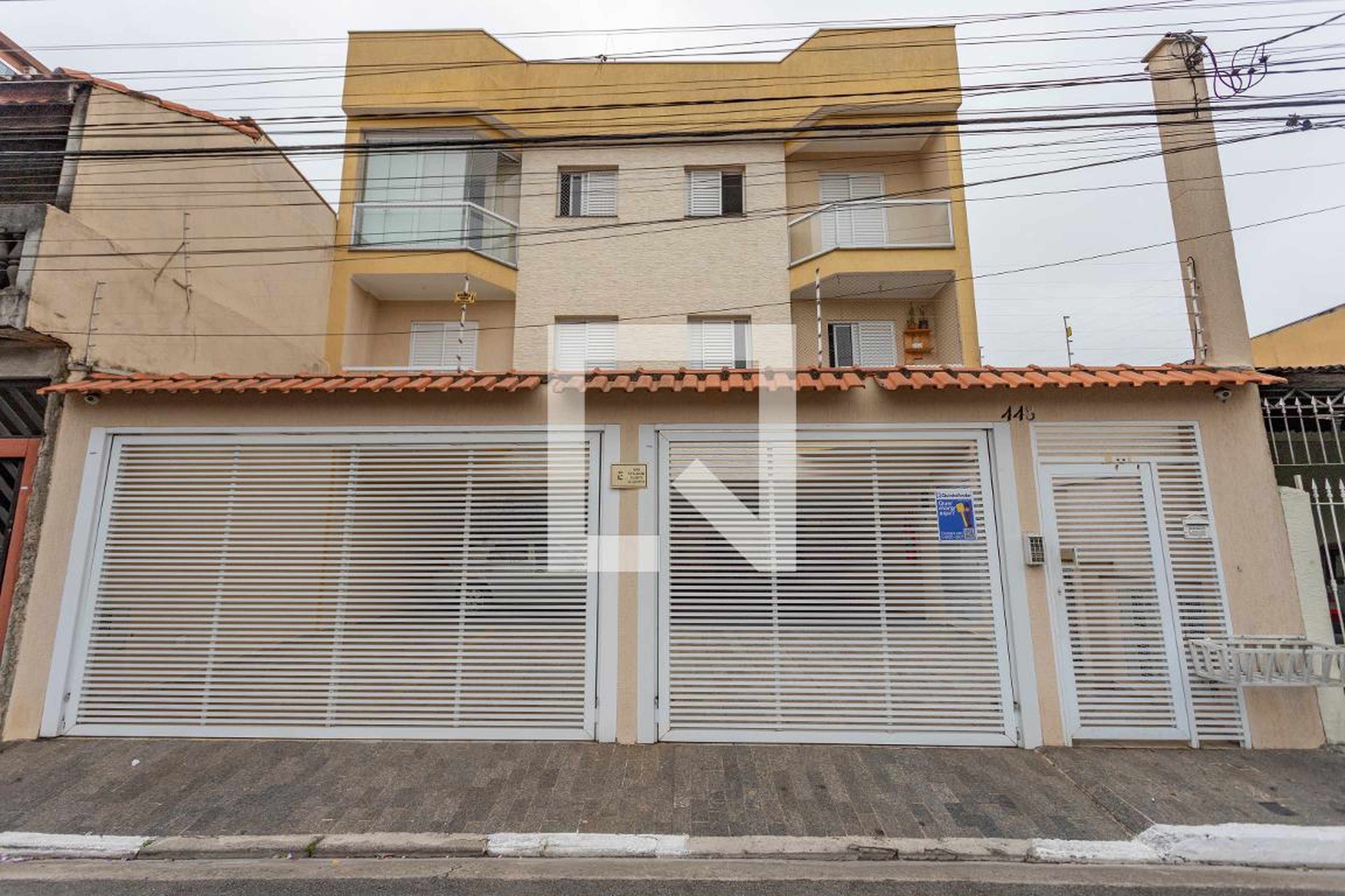 Fachada Condomínio em Rua dos Abacateiros, 440