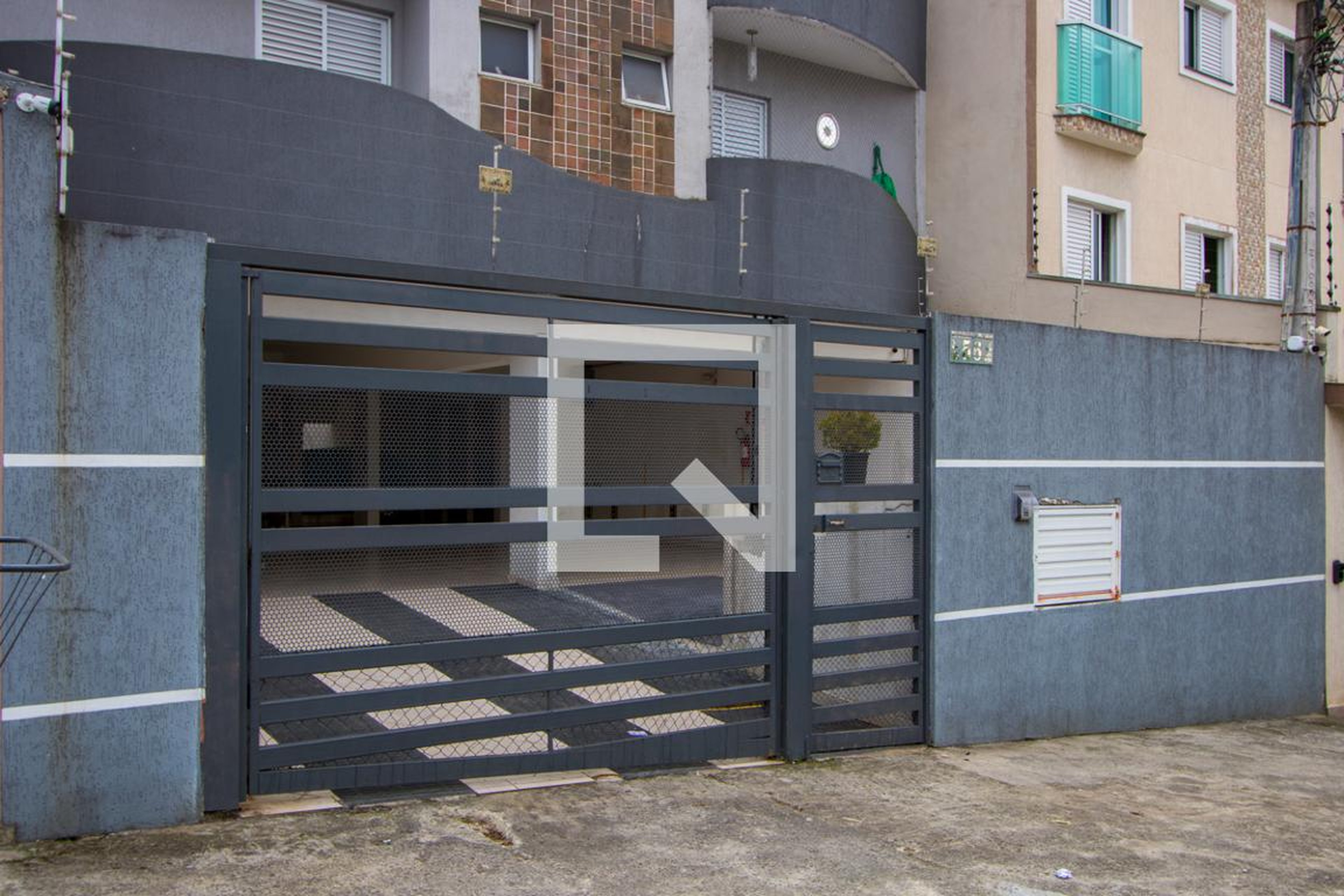 Fachada Condomínio em Rua Sebastião Pereira, 56