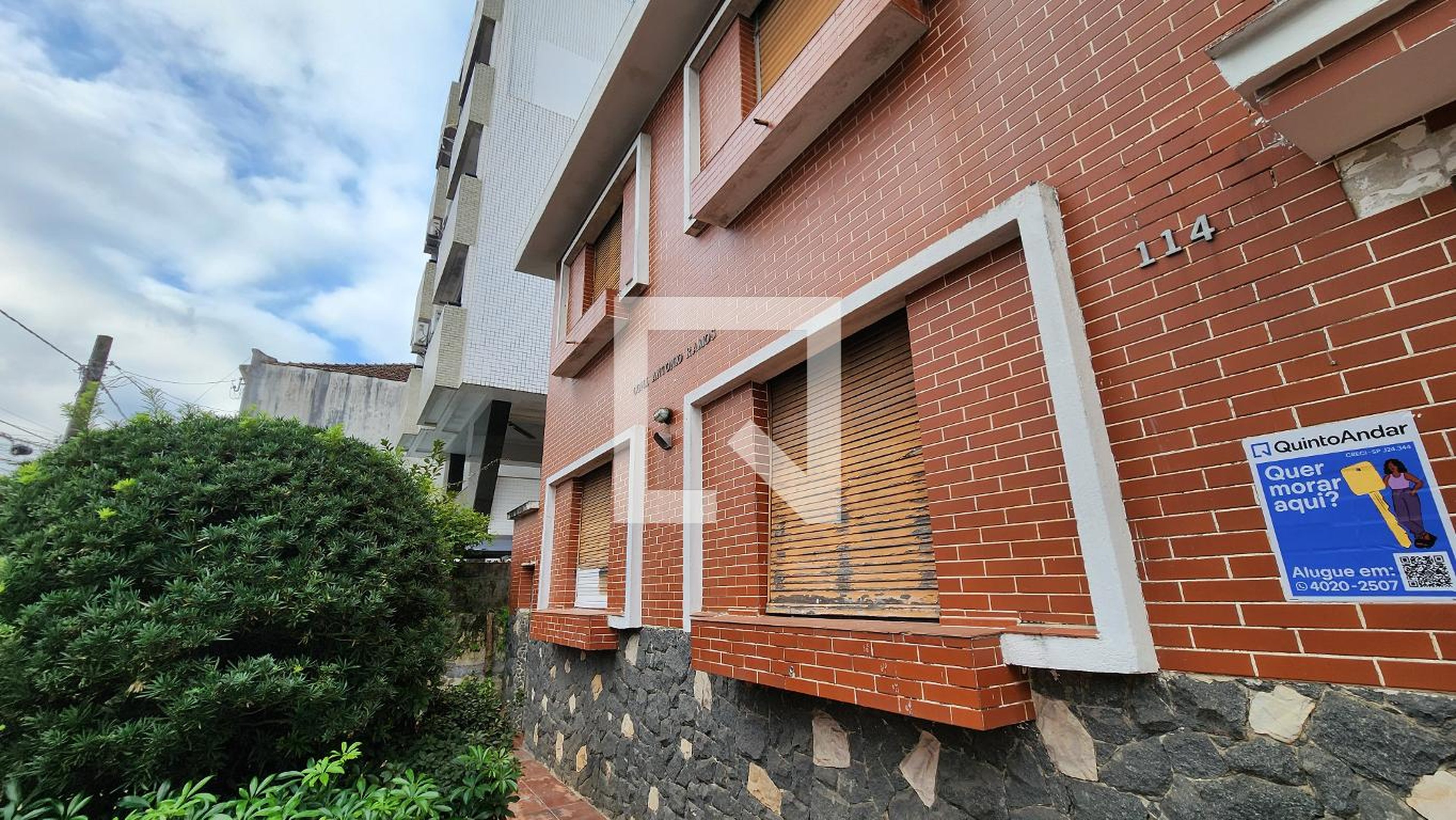 Fachada Condomínio em Rua Oswaldo Cochrane, 114