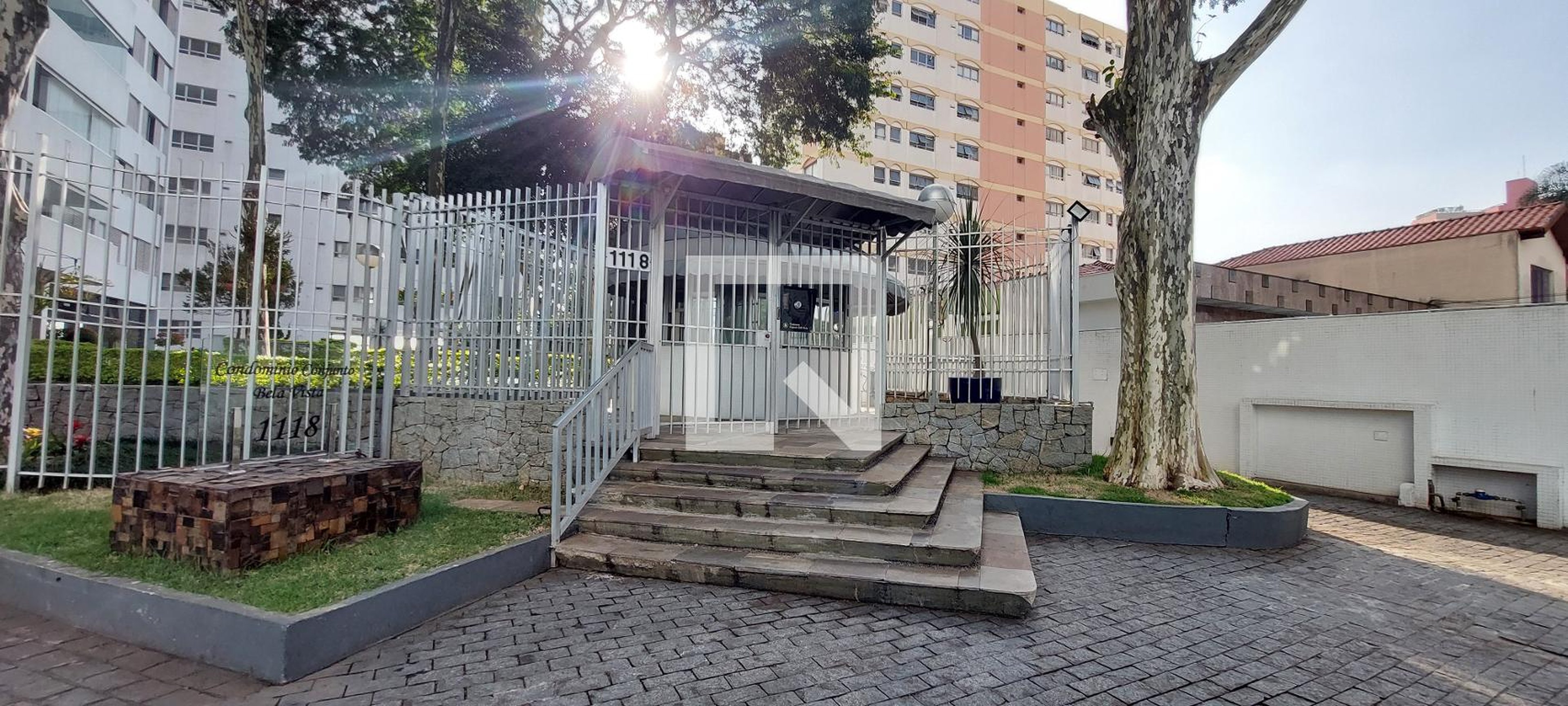 Fachada Condomínio em Rua Adolfo Bastos, 118